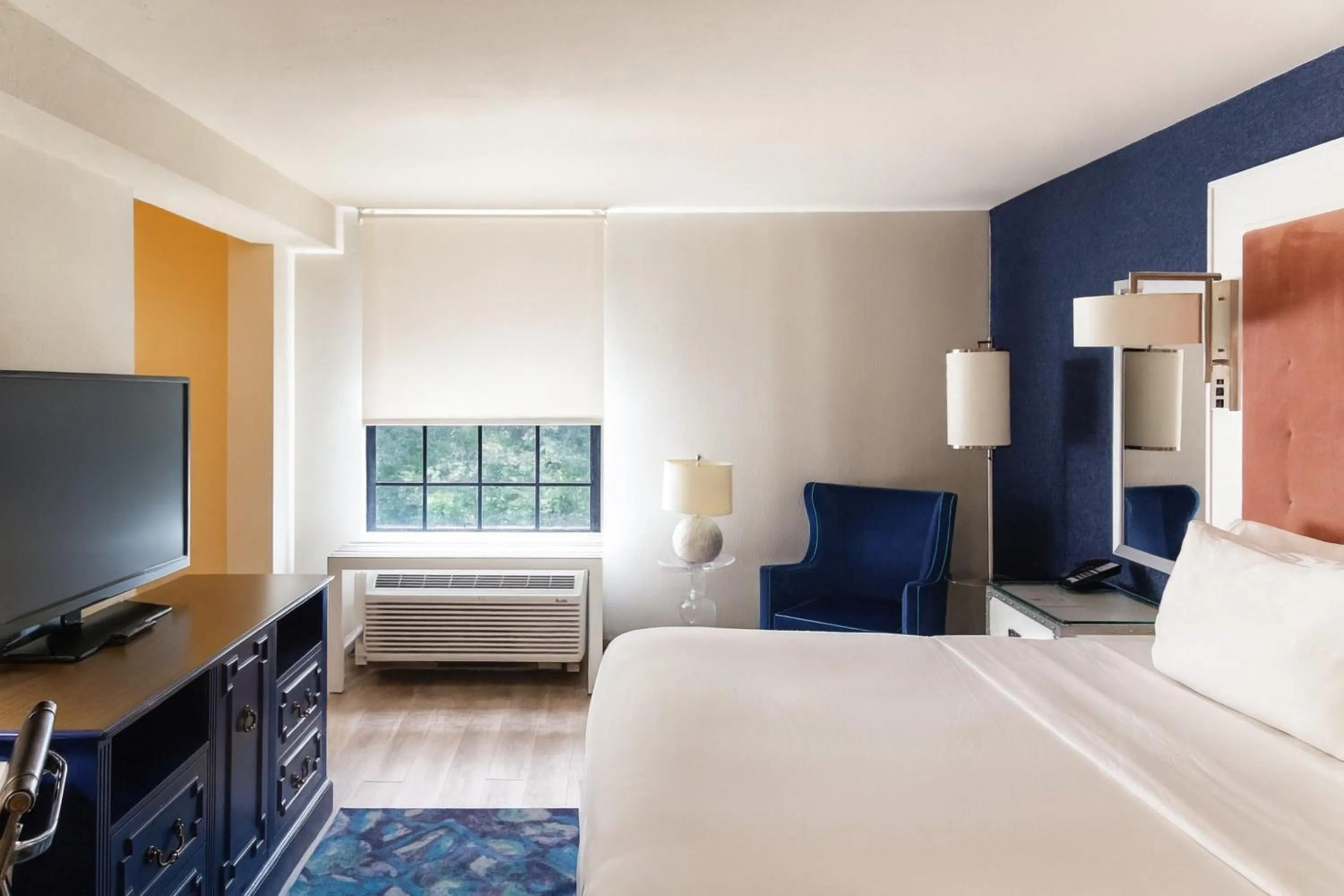 Photo of the whole room, Bed in Hotel Indigo Mount Pleasant by IHG