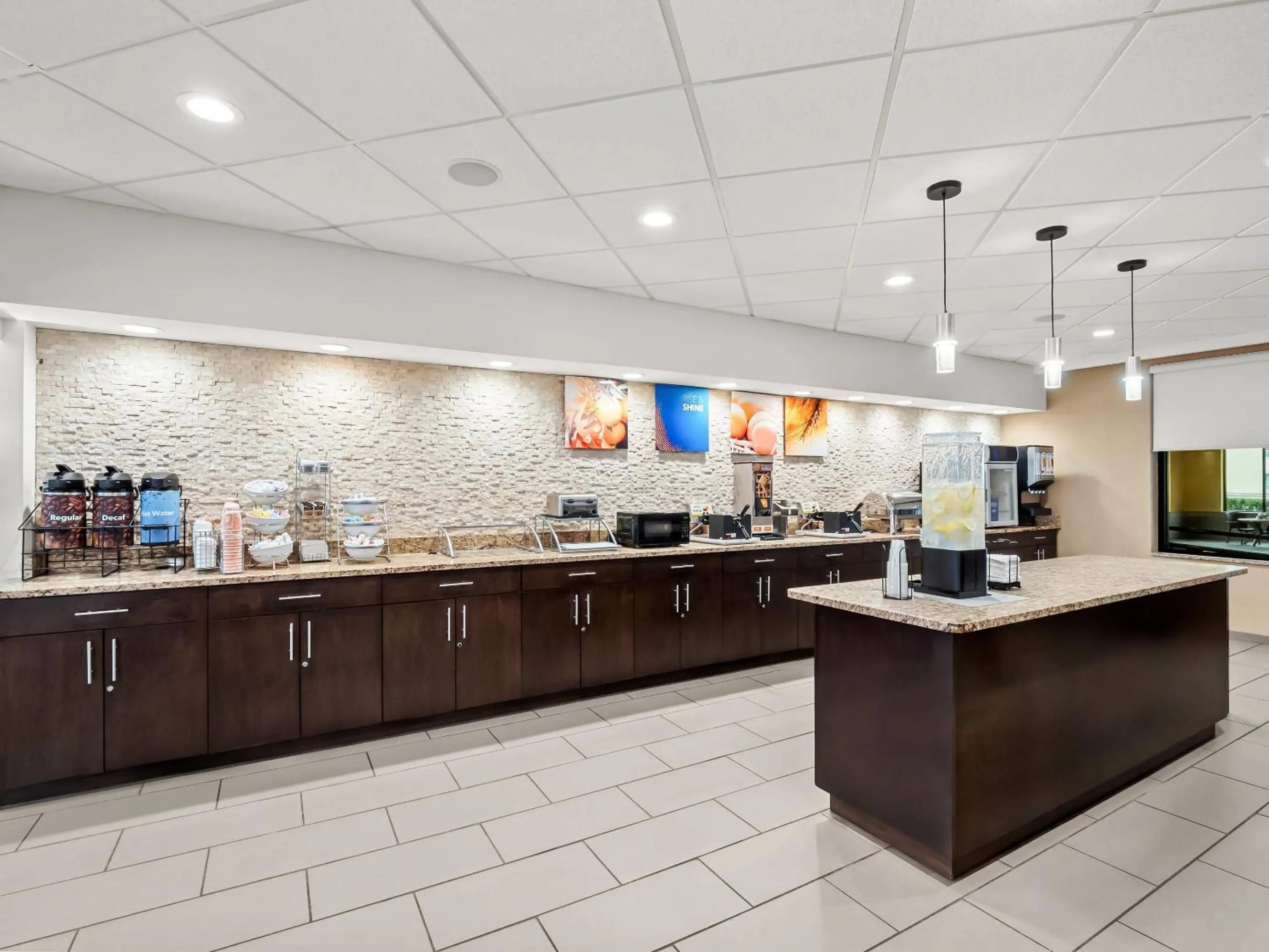 Breakfast in Comfort Inn & Suites Allen Park - Dearborn