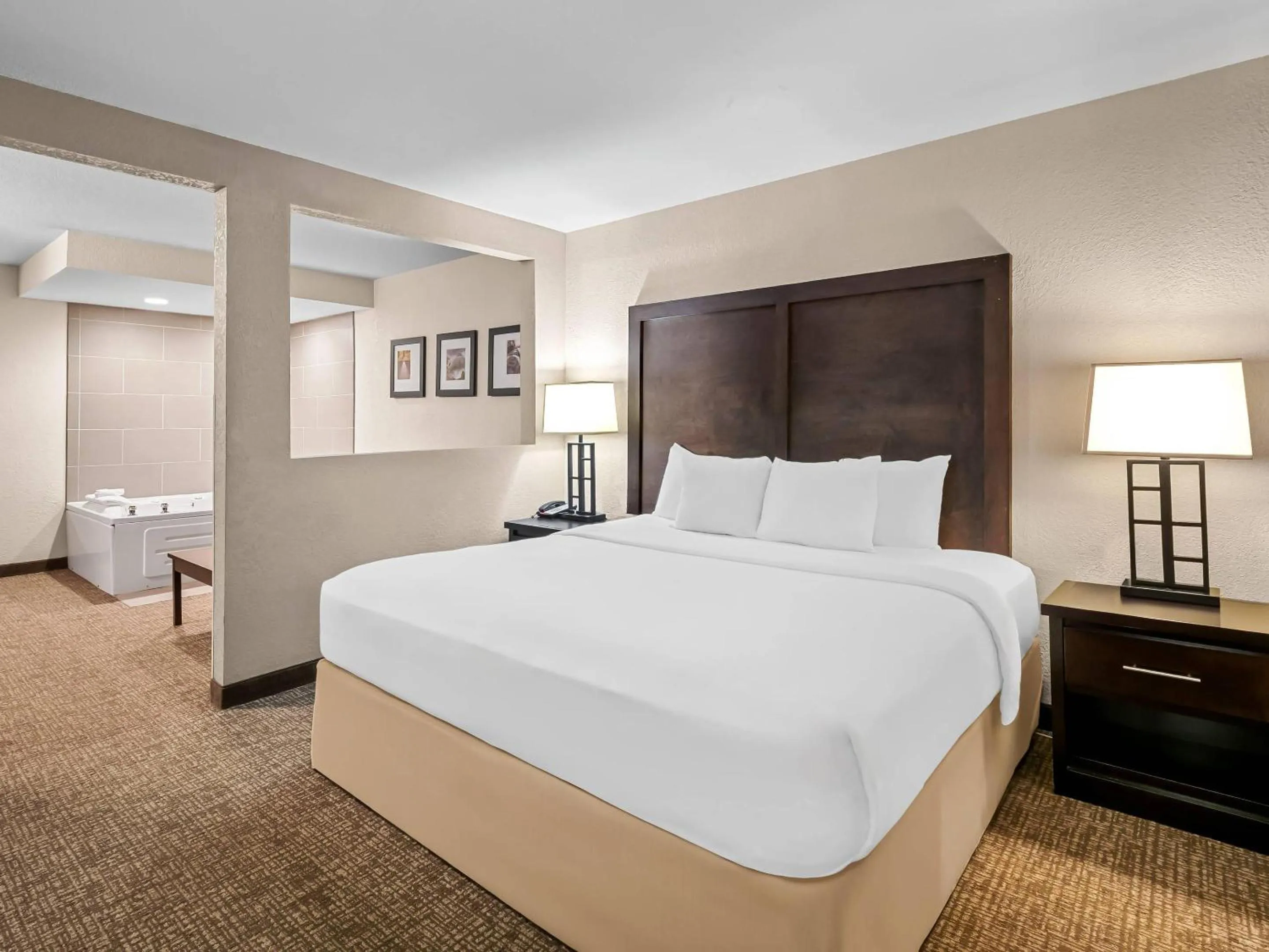 Bedroom, Bed in Comfort Inn & Suites Allen Park - Dearborn