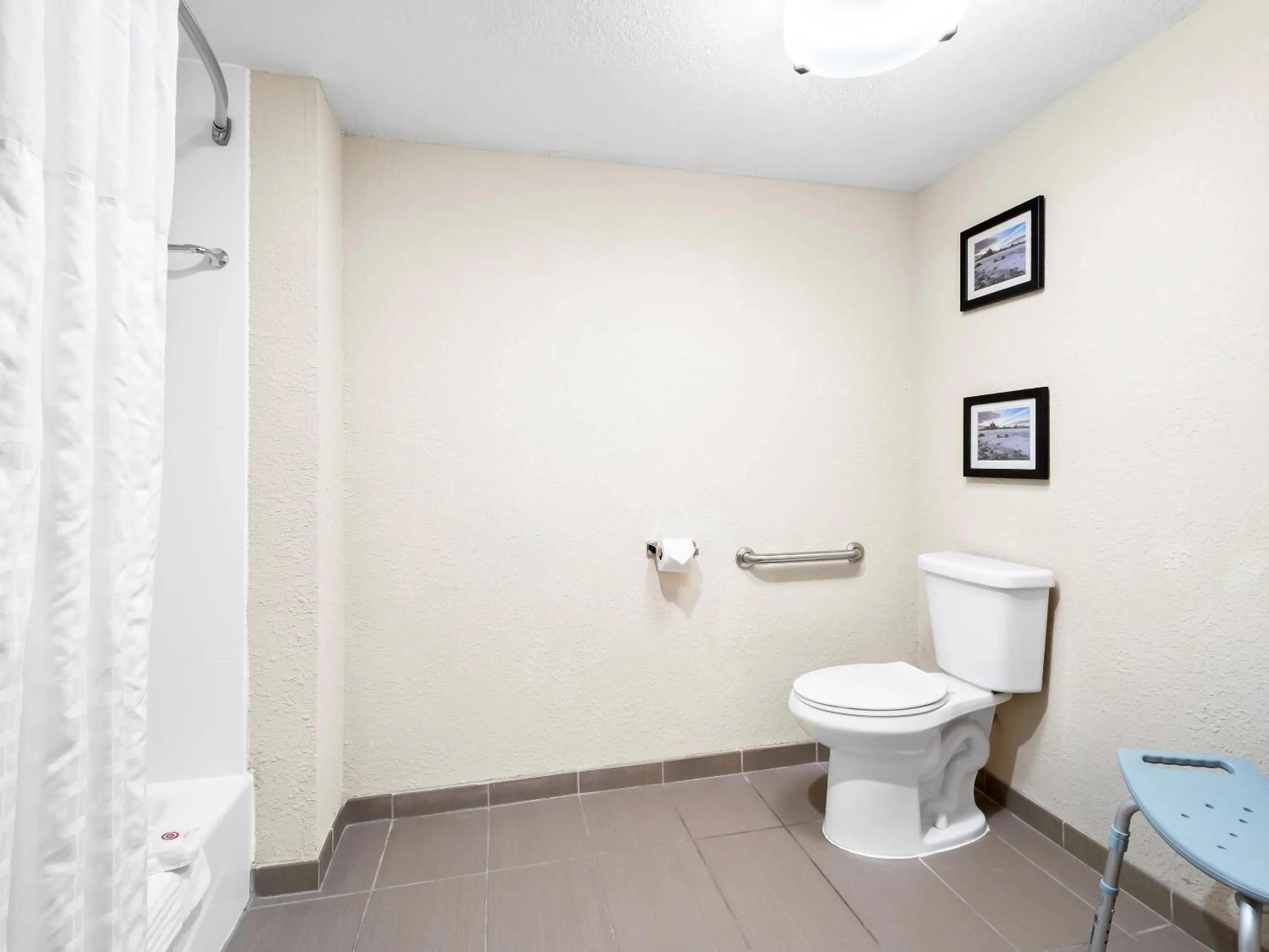 Bedroom in Comfort Inn & Suites Allen Park - Dearborn