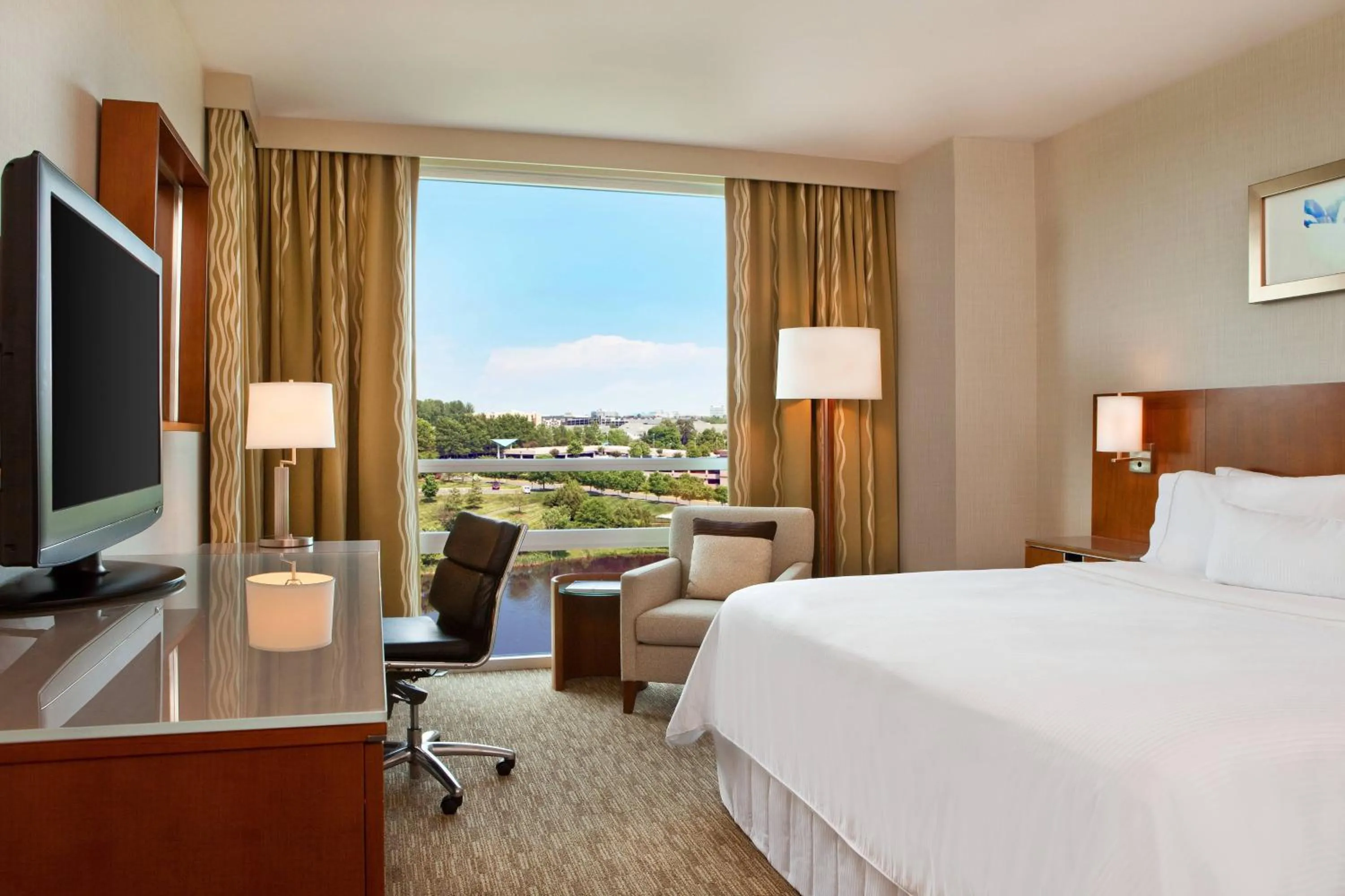 Photo of the whole room, Bed in The Westin Washington Dulles Airport