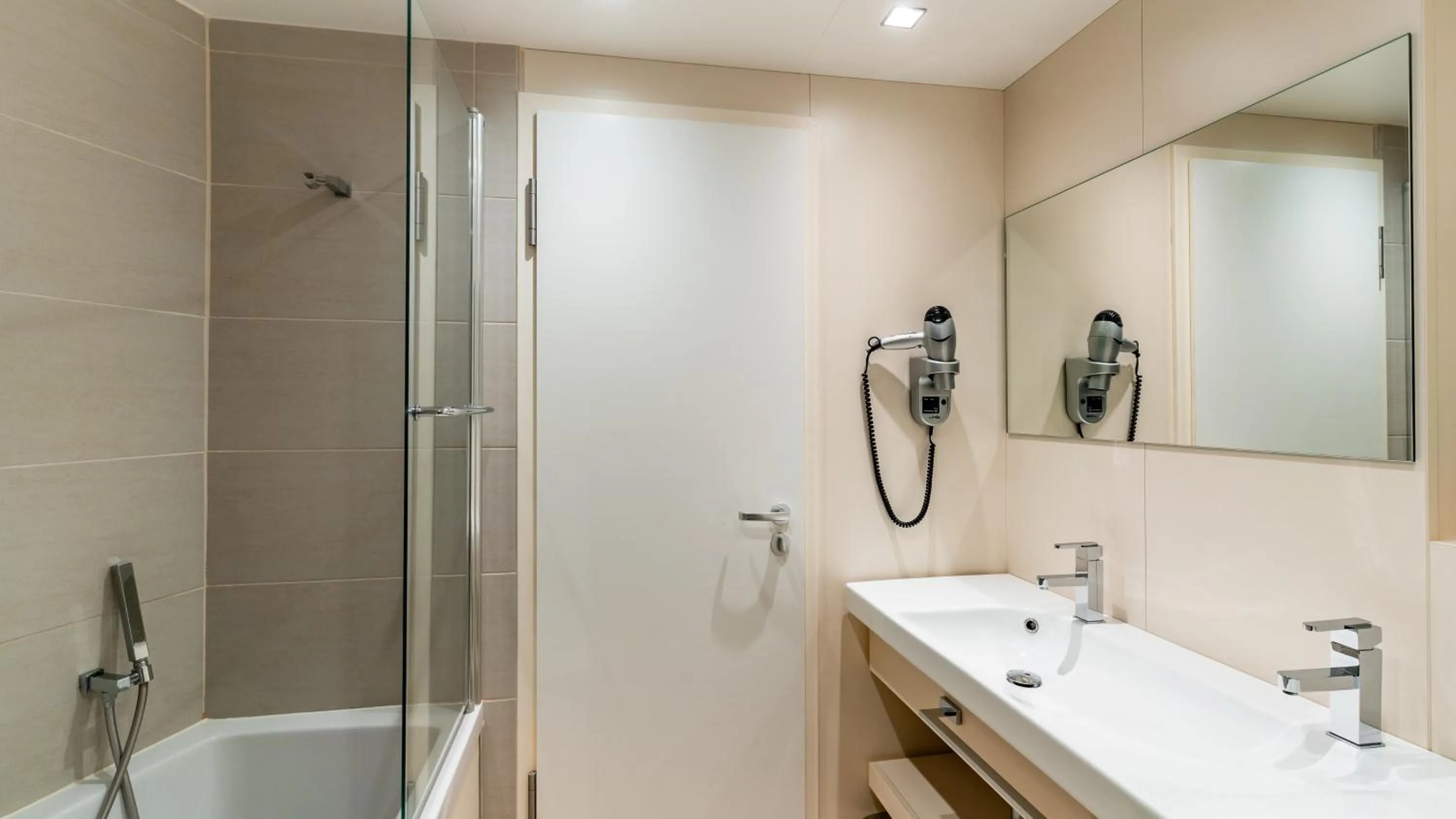 Bathroom in Golden Tulip Amnéville - Hôtel Spa & Casino