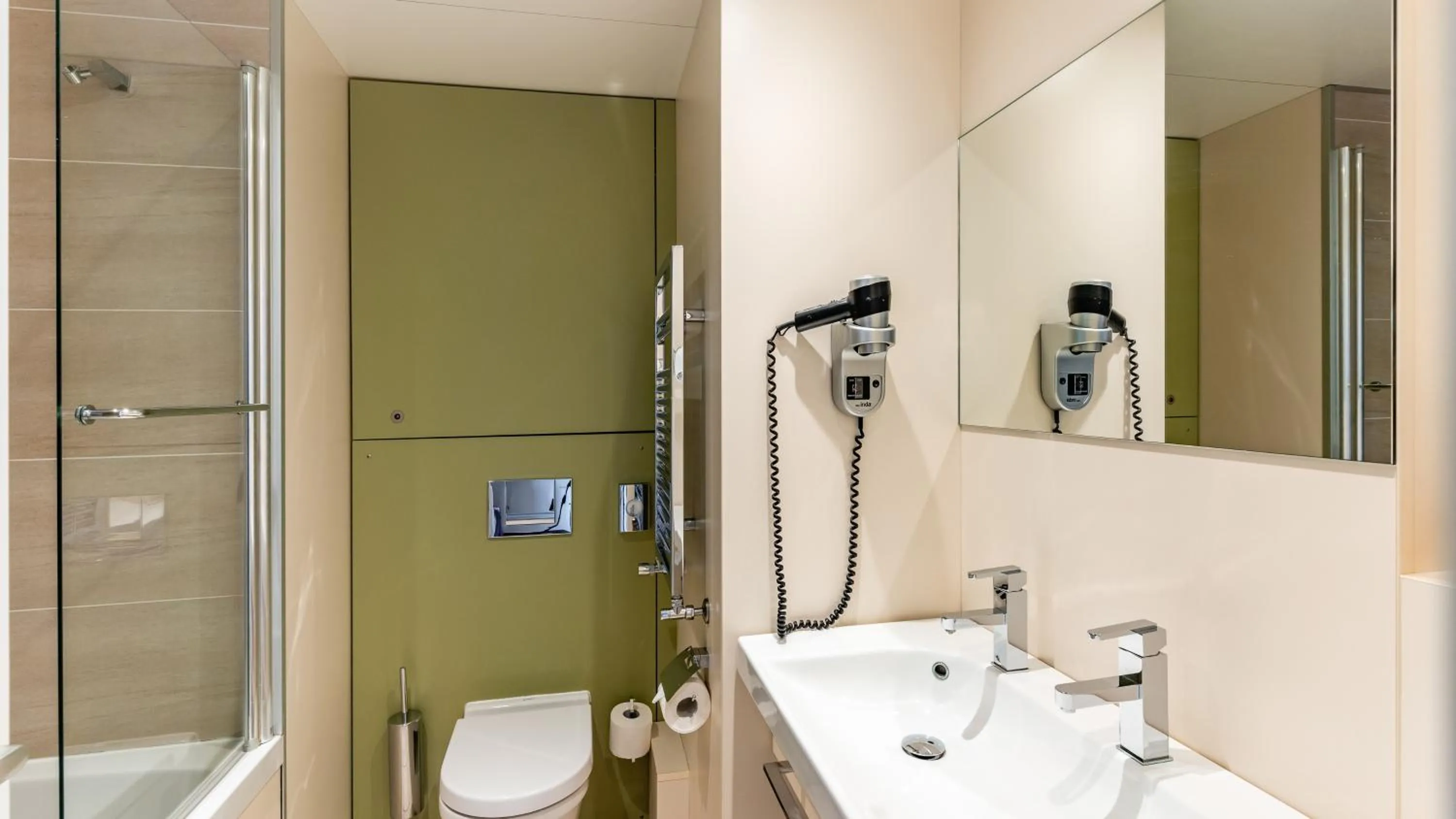 Bathroom in Golden Tulip Amnéville - Hôtel Spa & Casino