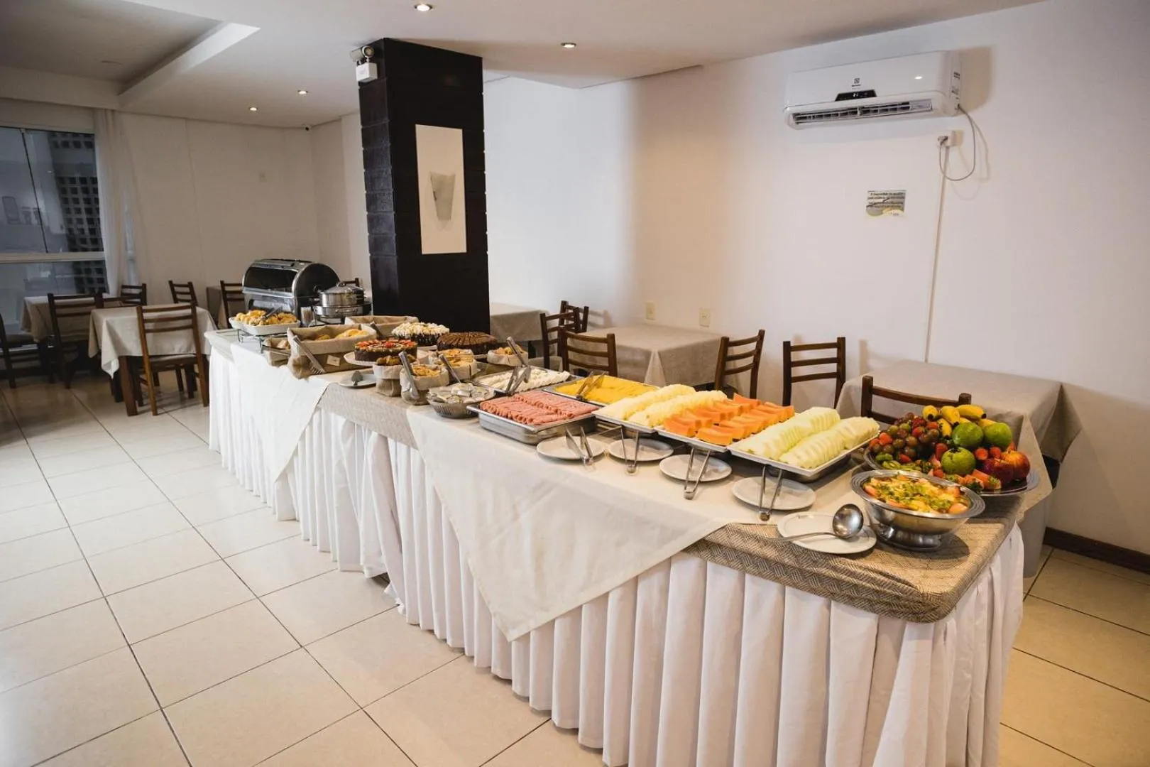 Restaurant/places to eat in Luísa Studio Hotel