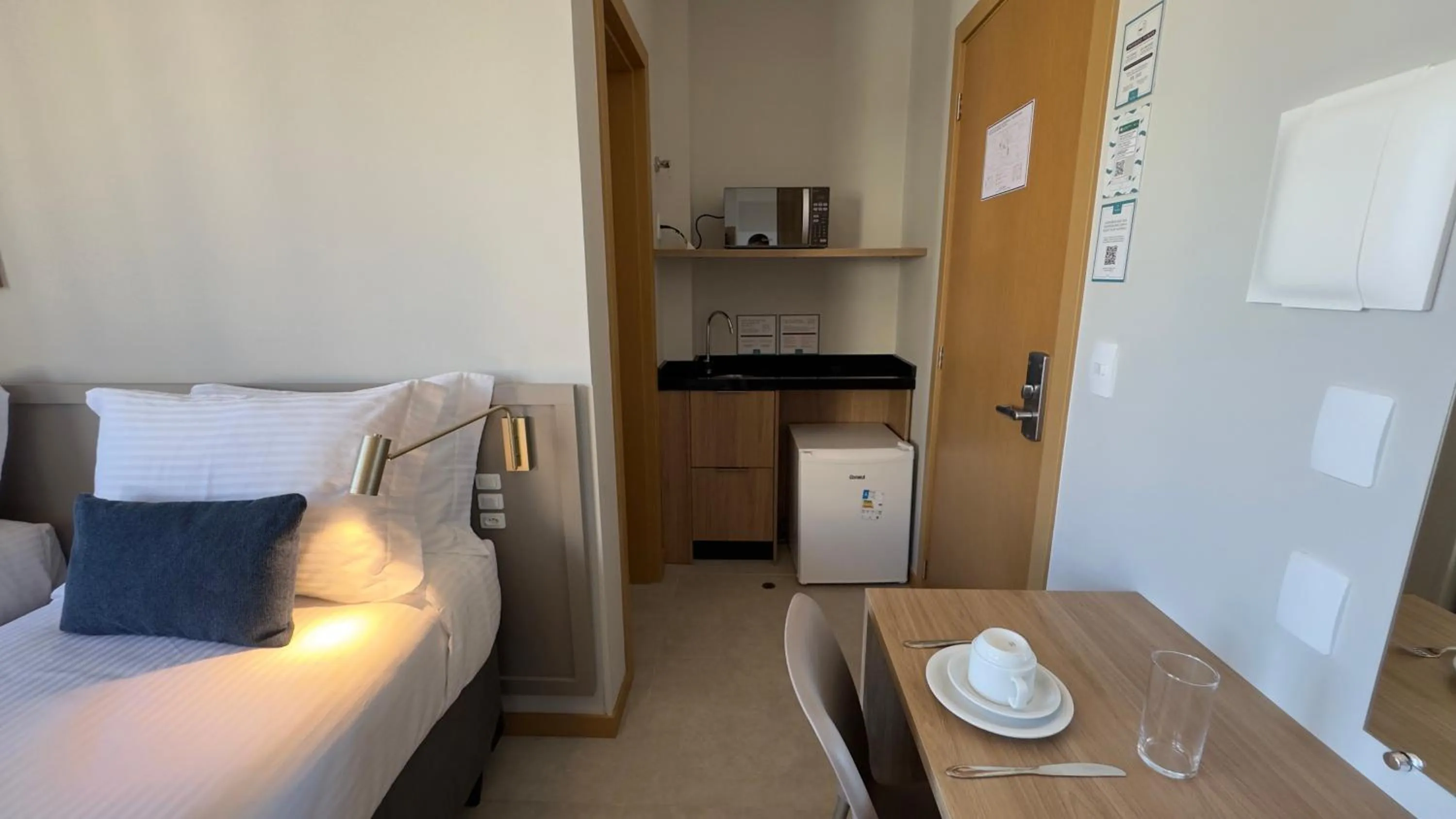 Kitchen or kitchenette, Bed in Luísa Studio Hotel