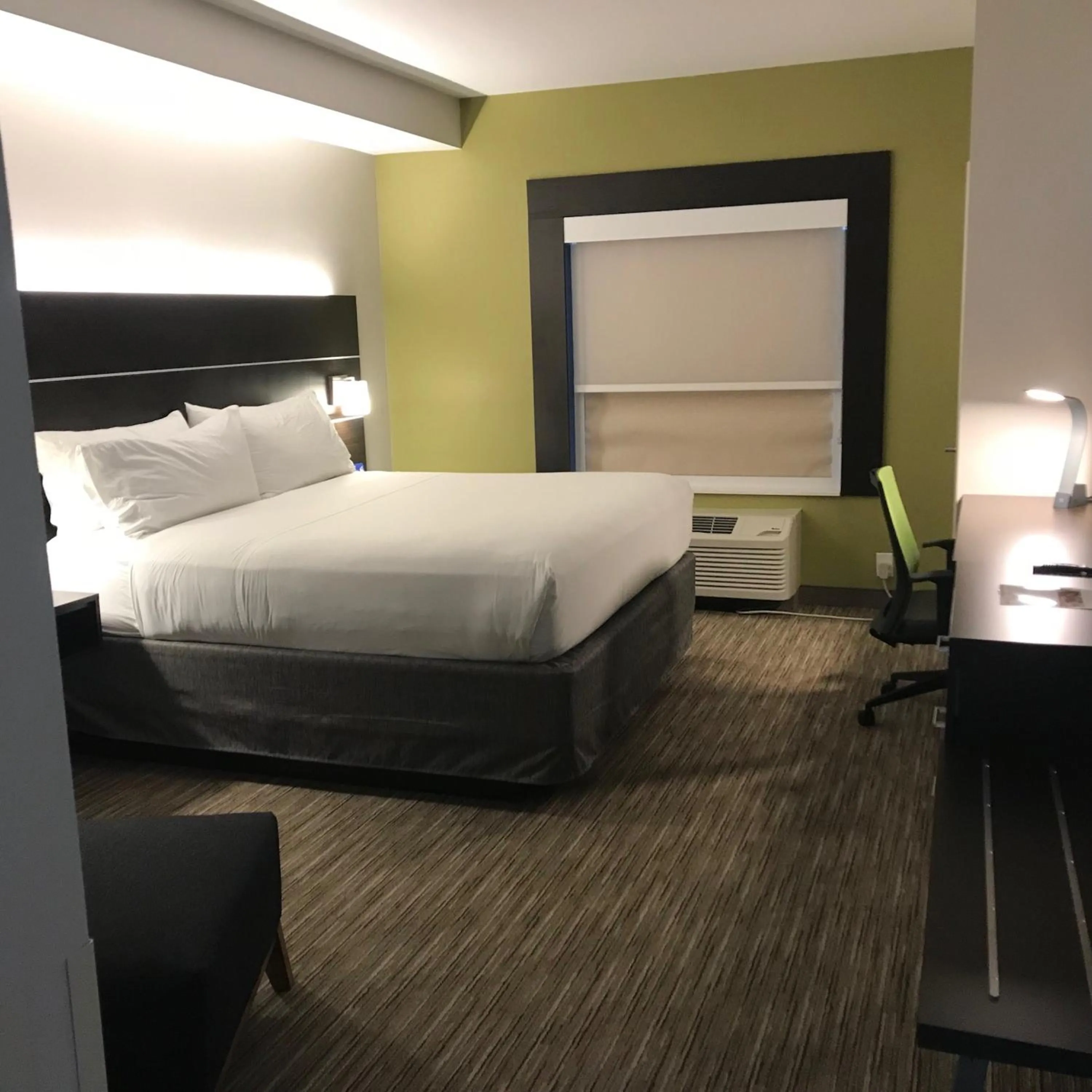 Photo of the whole room, Bed in Holiday Inn Express Arrowood by IHG