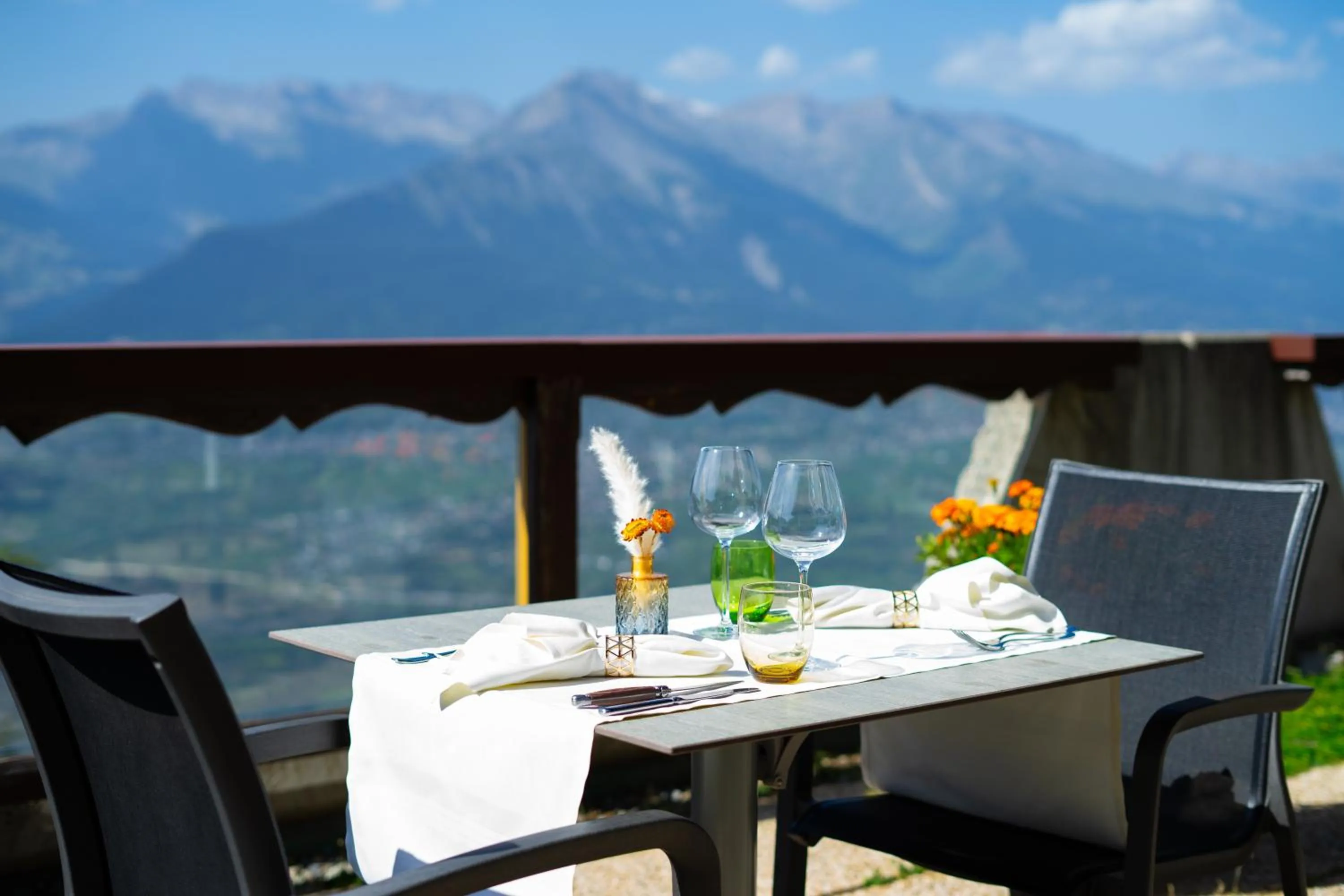 Patio in Hôtel Chalet Royal