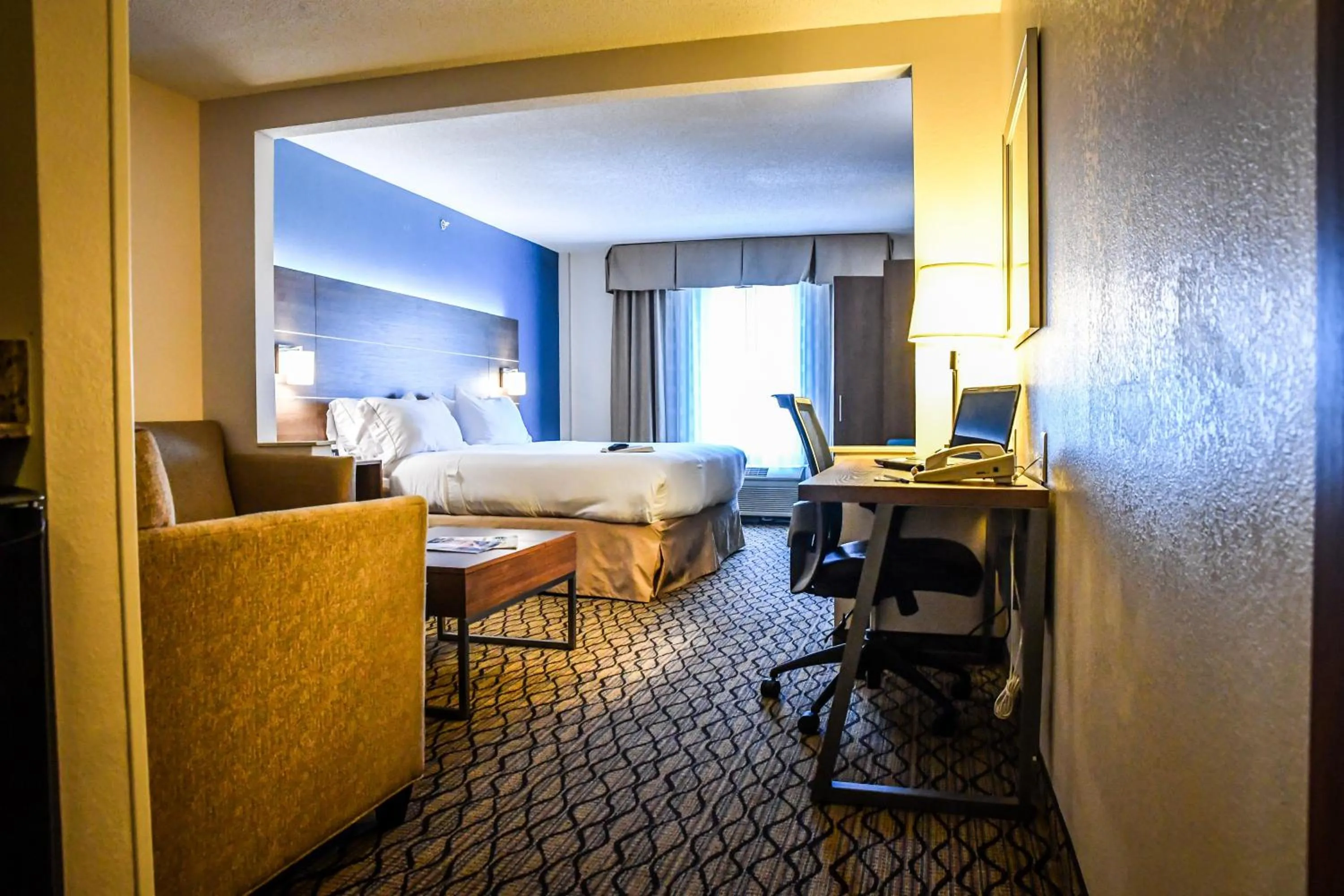 Photo of the whole room, Bed in Holiday Inn Express Hotel & Suites - Concord by IHG
