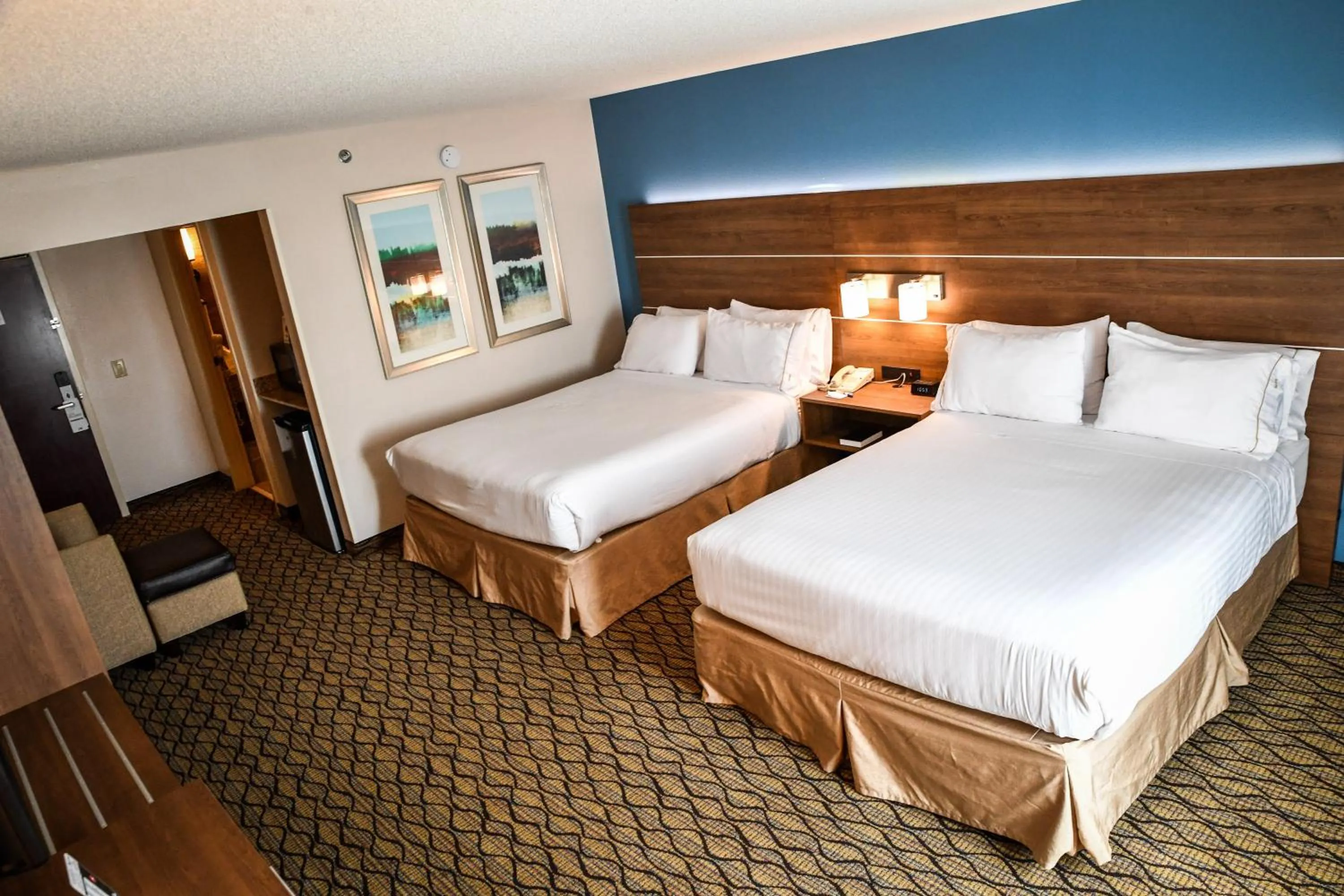 Photo of the whole room, Bed in Holiday Inn Express Hotel & Suites - Concord by IHG