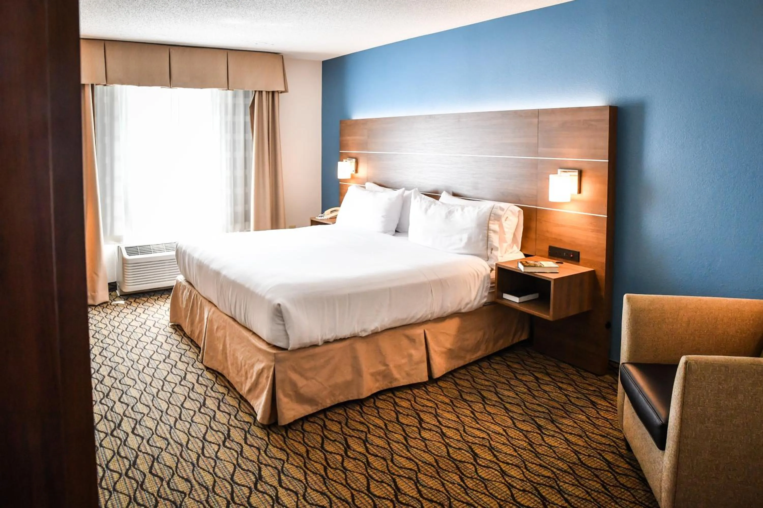 Photo of the whole room, Bed in Holiday Inn Express Hotel & Suites - Concord by IHG
