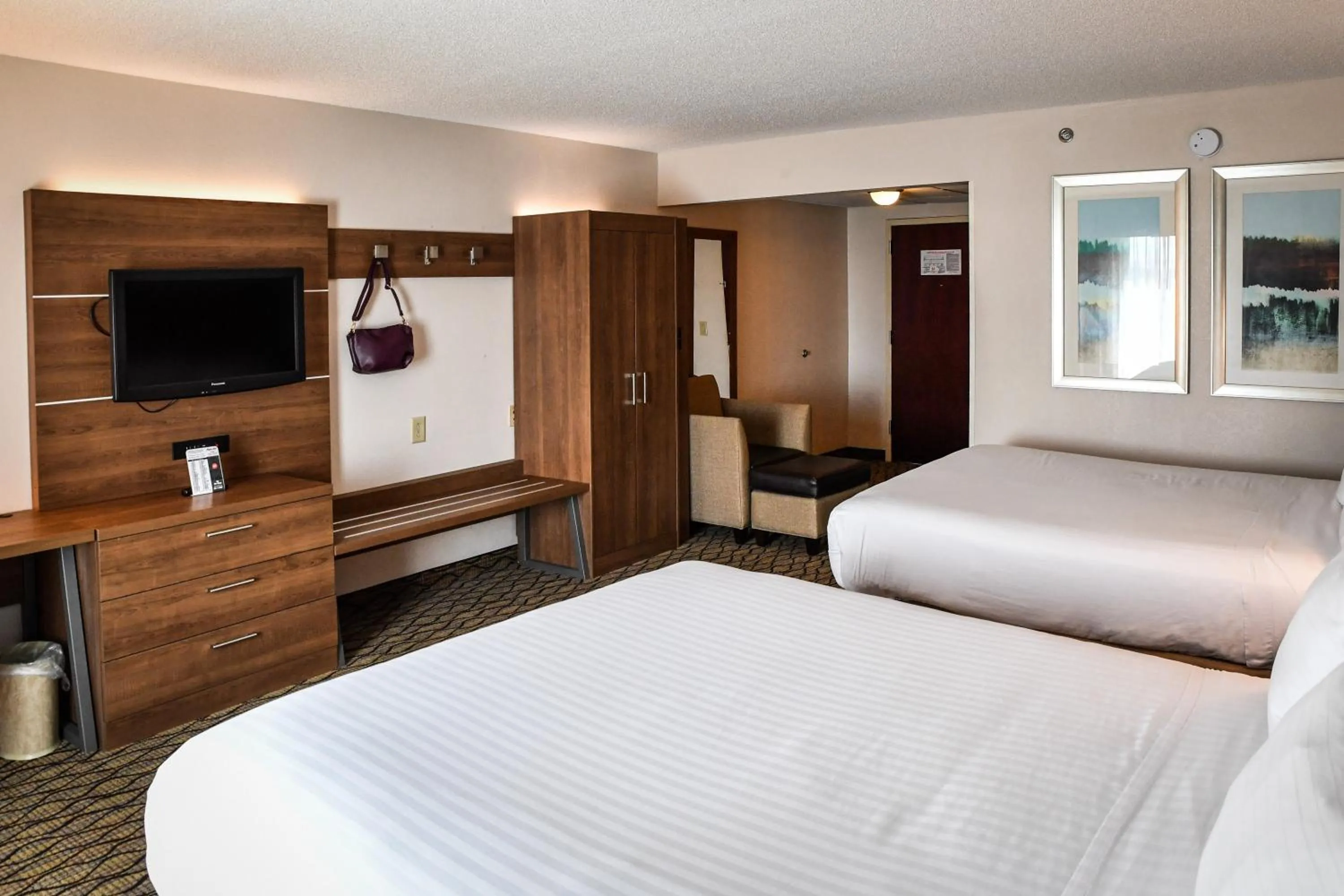 Photo of the whole room, Bed in Holiday Inn Express Hotel & Suites - Concord by IHG
