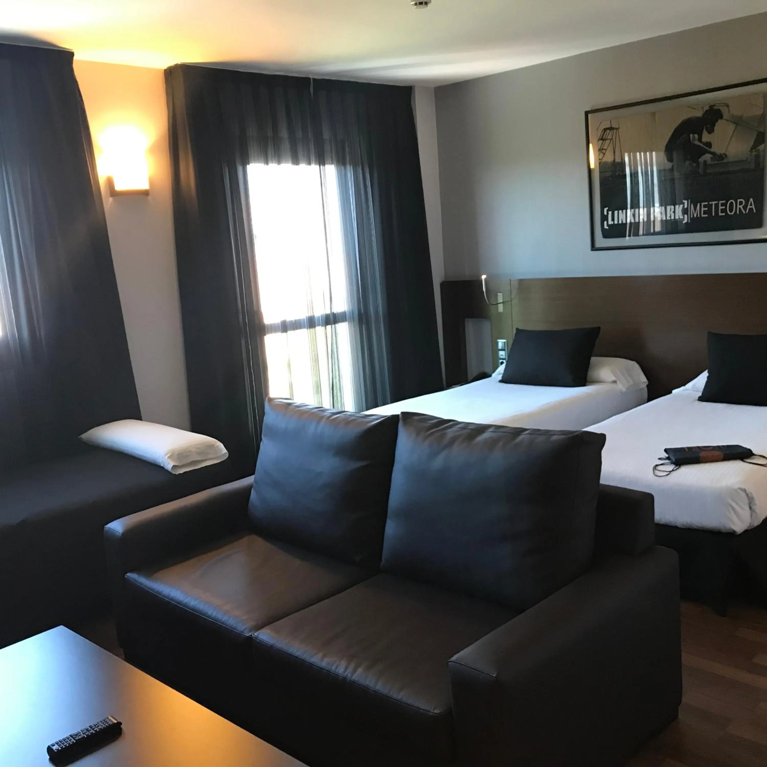 Living room, Bed in TaCH Madrid Airport