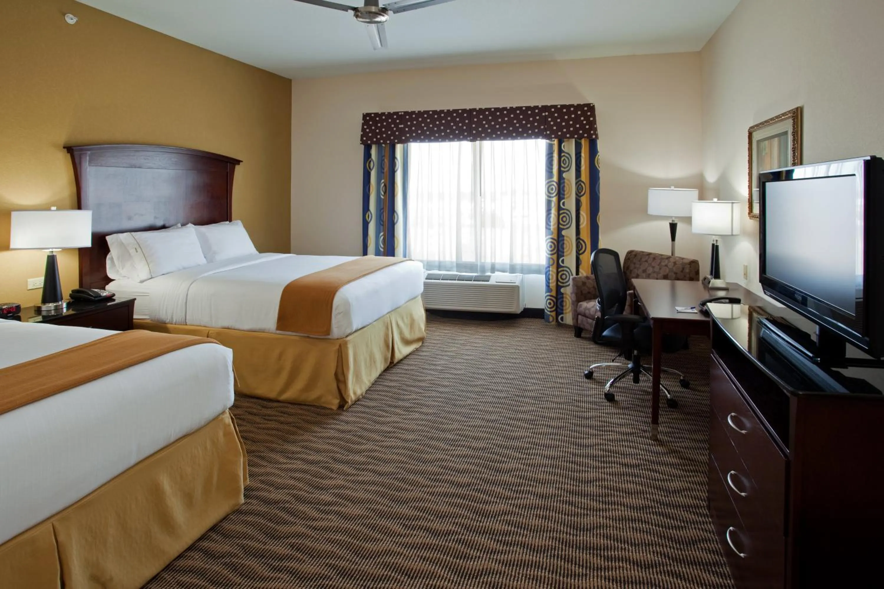 Photo of the whole room, Bed in Holiday Inn Express & Suites Austin South-Buda by IHG