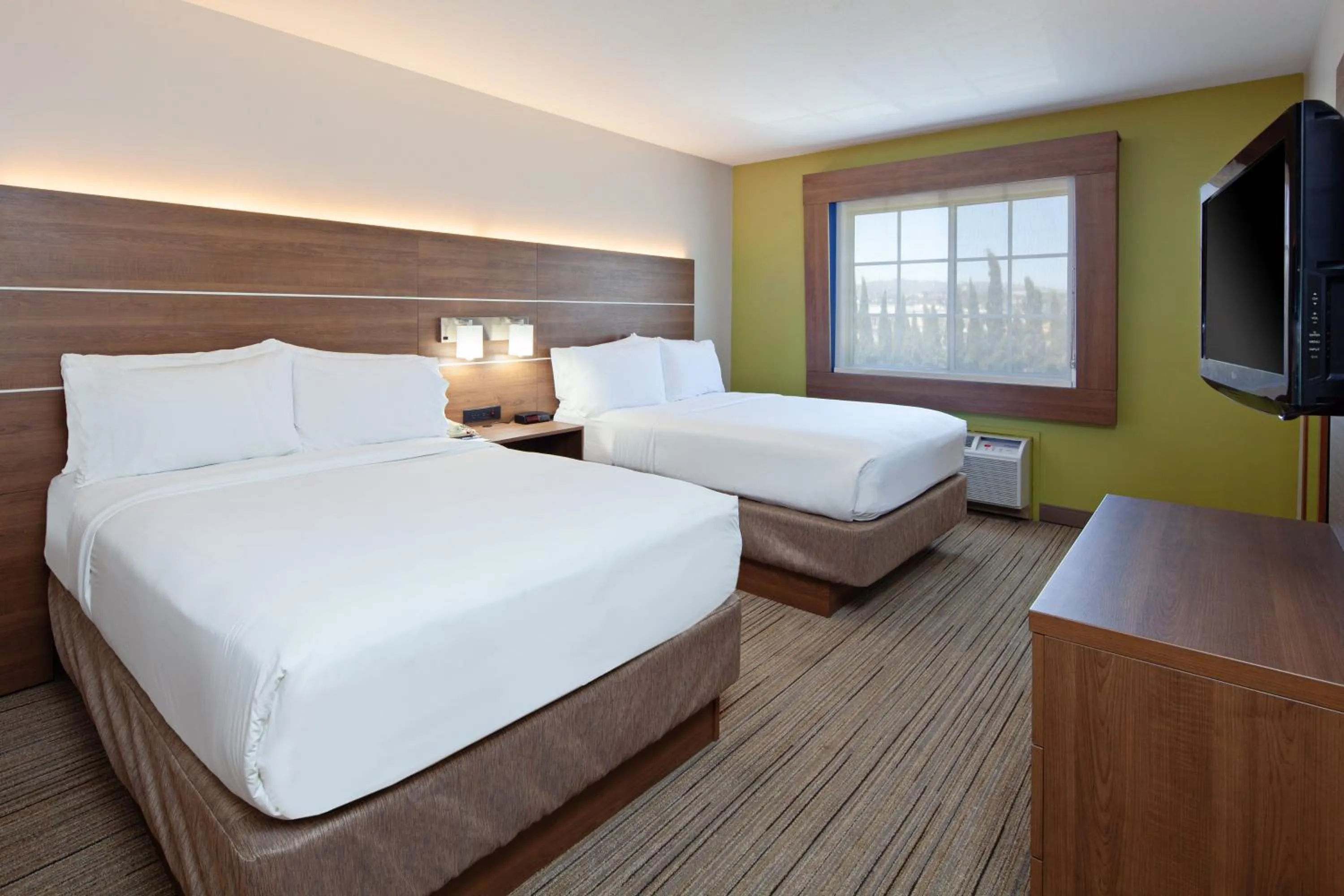 Photo of the whole room, Bed in Holiday Inn Express Hotel & Suites San Diego-Escondido by IHG