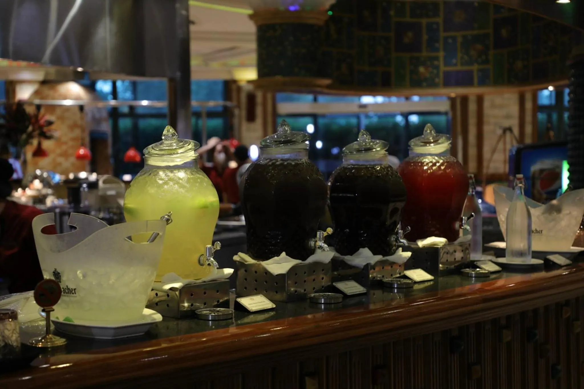 Restaurant/places to eat in Windsor Plaza Hotel