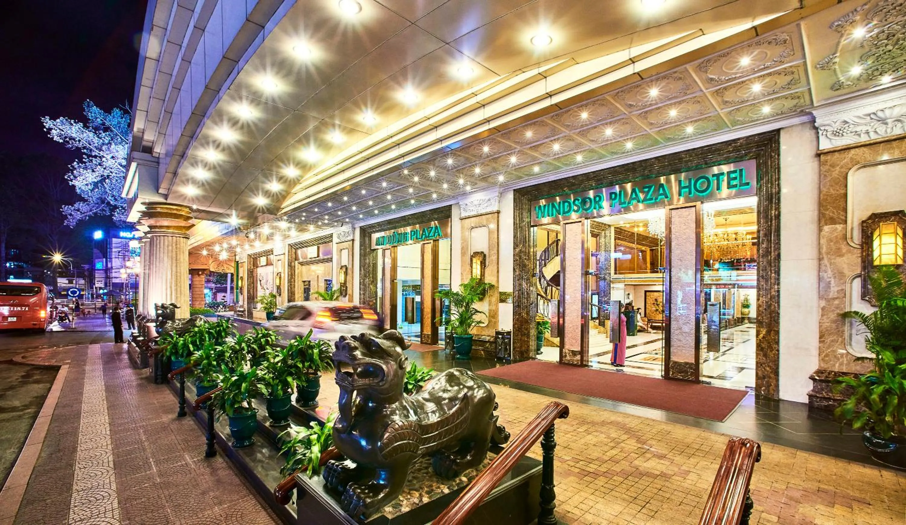 Facade/entrance in Windsor Plaza Hotel