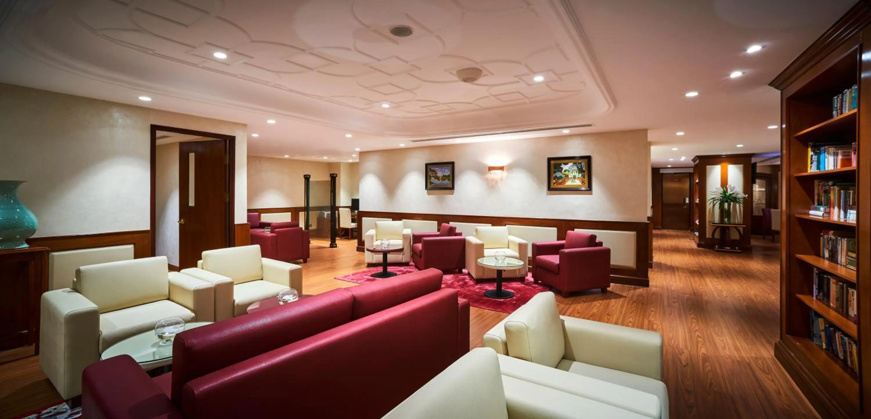 Lounge or bar in Windsor Plaza Hotel