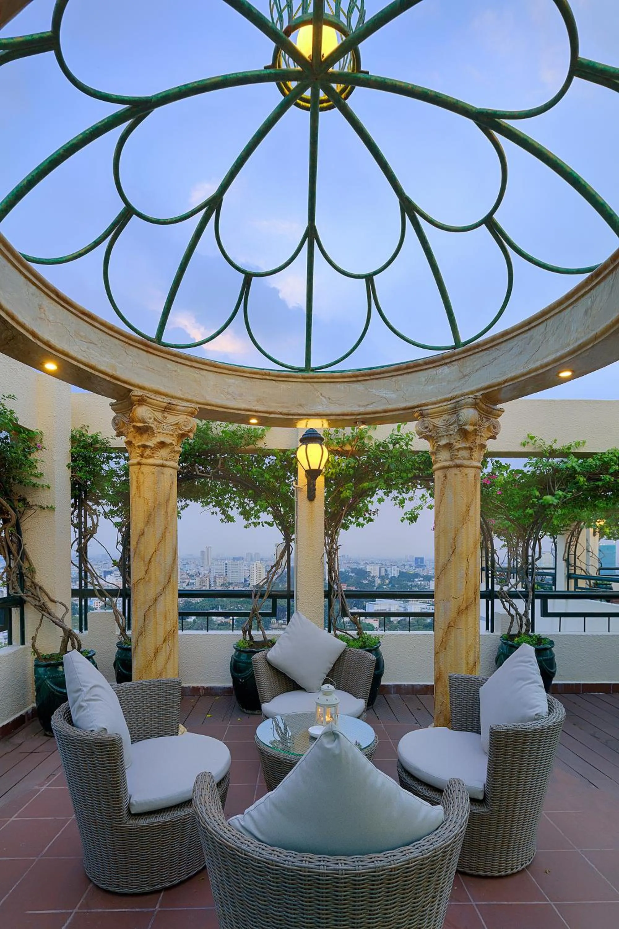 Restaurant/places to eat in Windsor Plaza Hotel