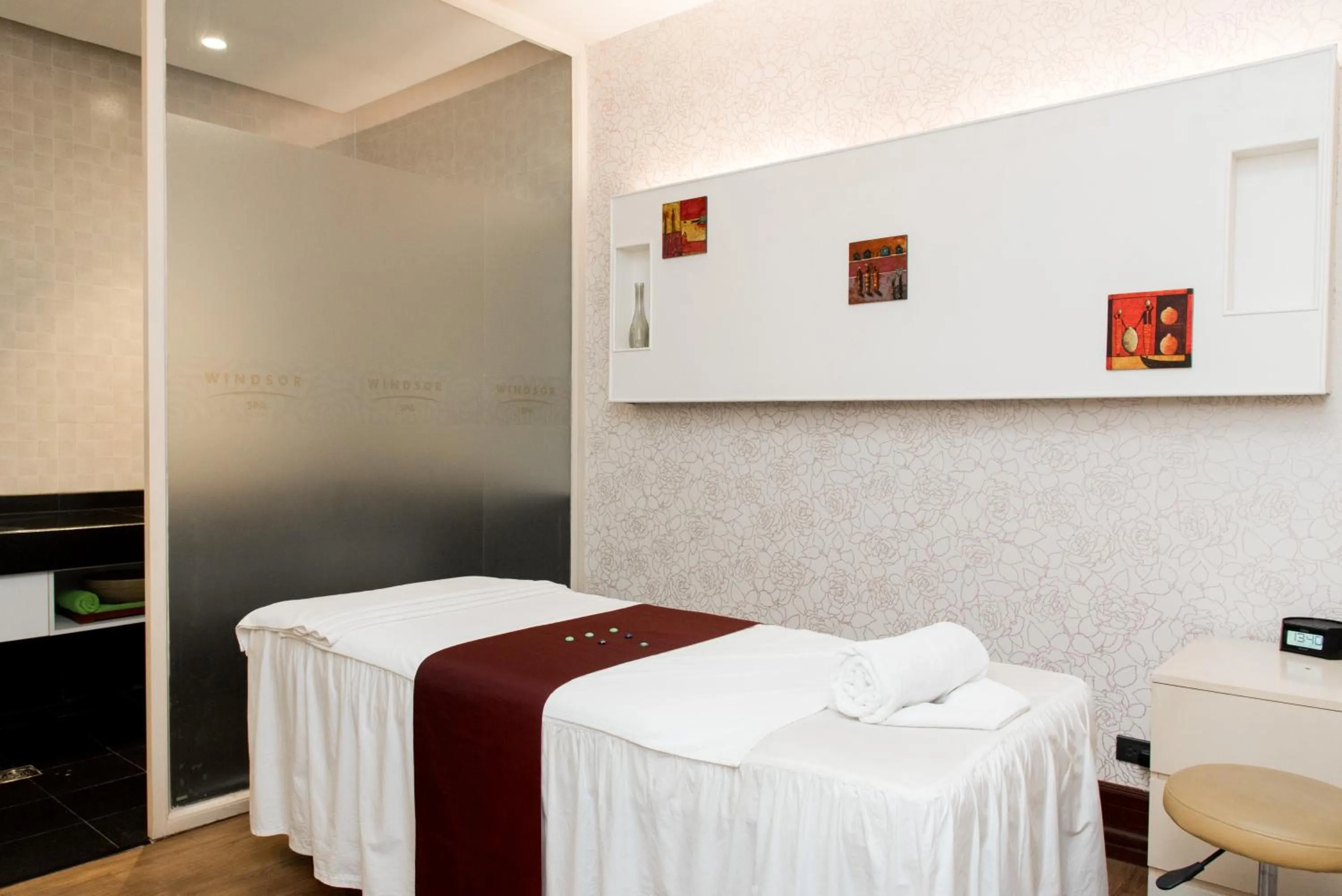 Spa and wellness centre/facilities, Bed in Windsor Plaza Hotel