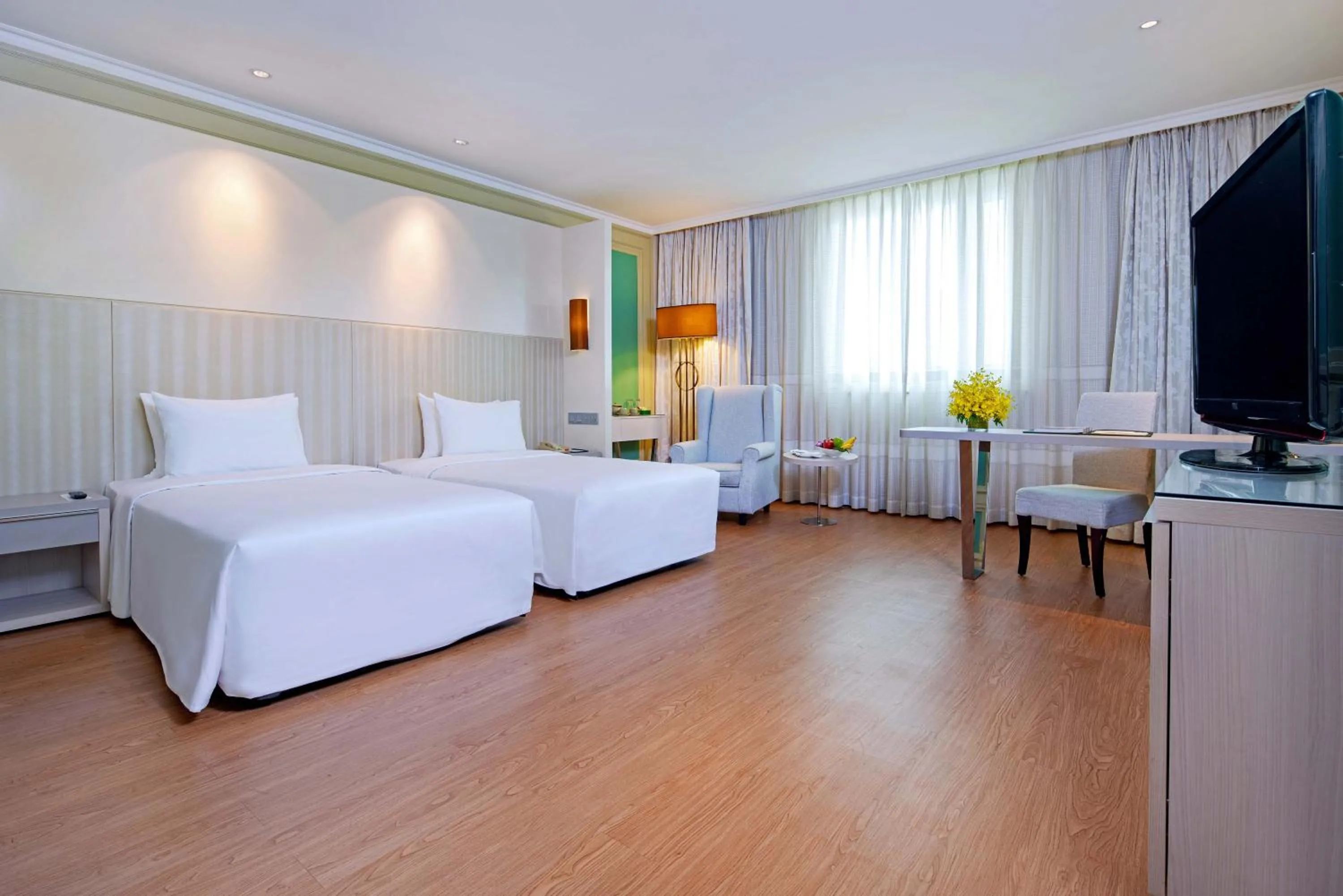 Photo of the whole room, Bed in Windsor Plaza Hotel