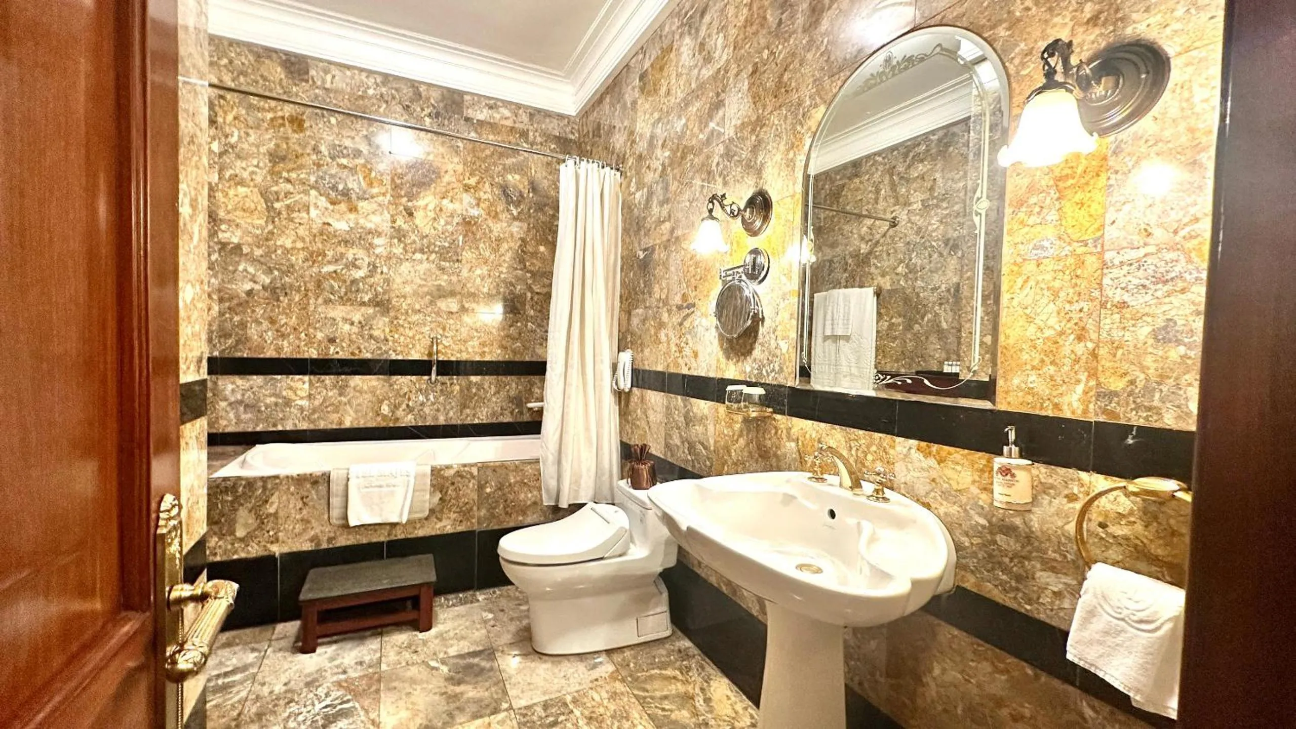 Toilet in Hotel Majestic Saigon