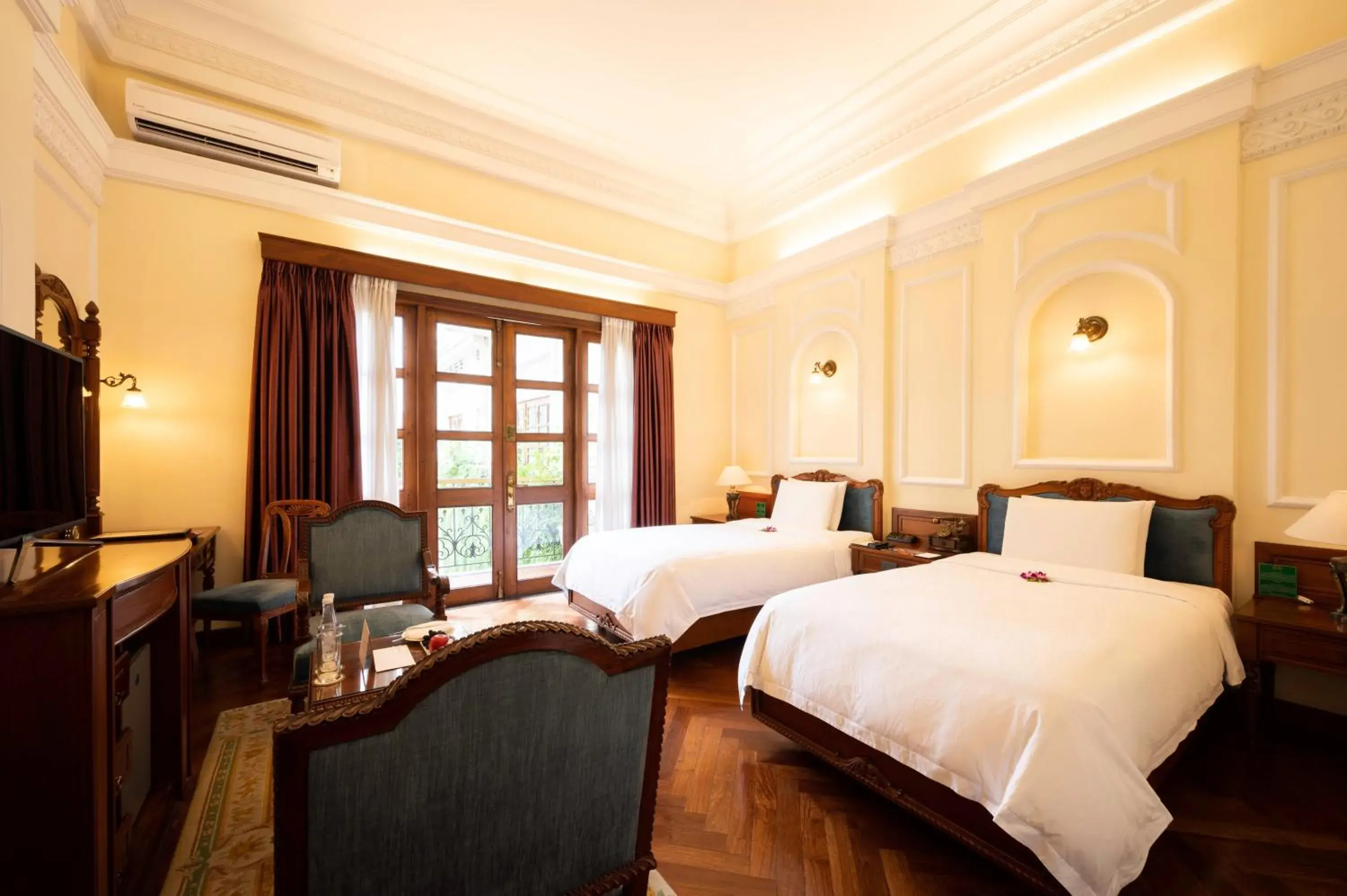 Century Pool Deluxe Room (Double or Twin) in Hotel Majestic Saigon Century Pool Deluxe Room (Double or Twin) in Hotel Majestic Saigon