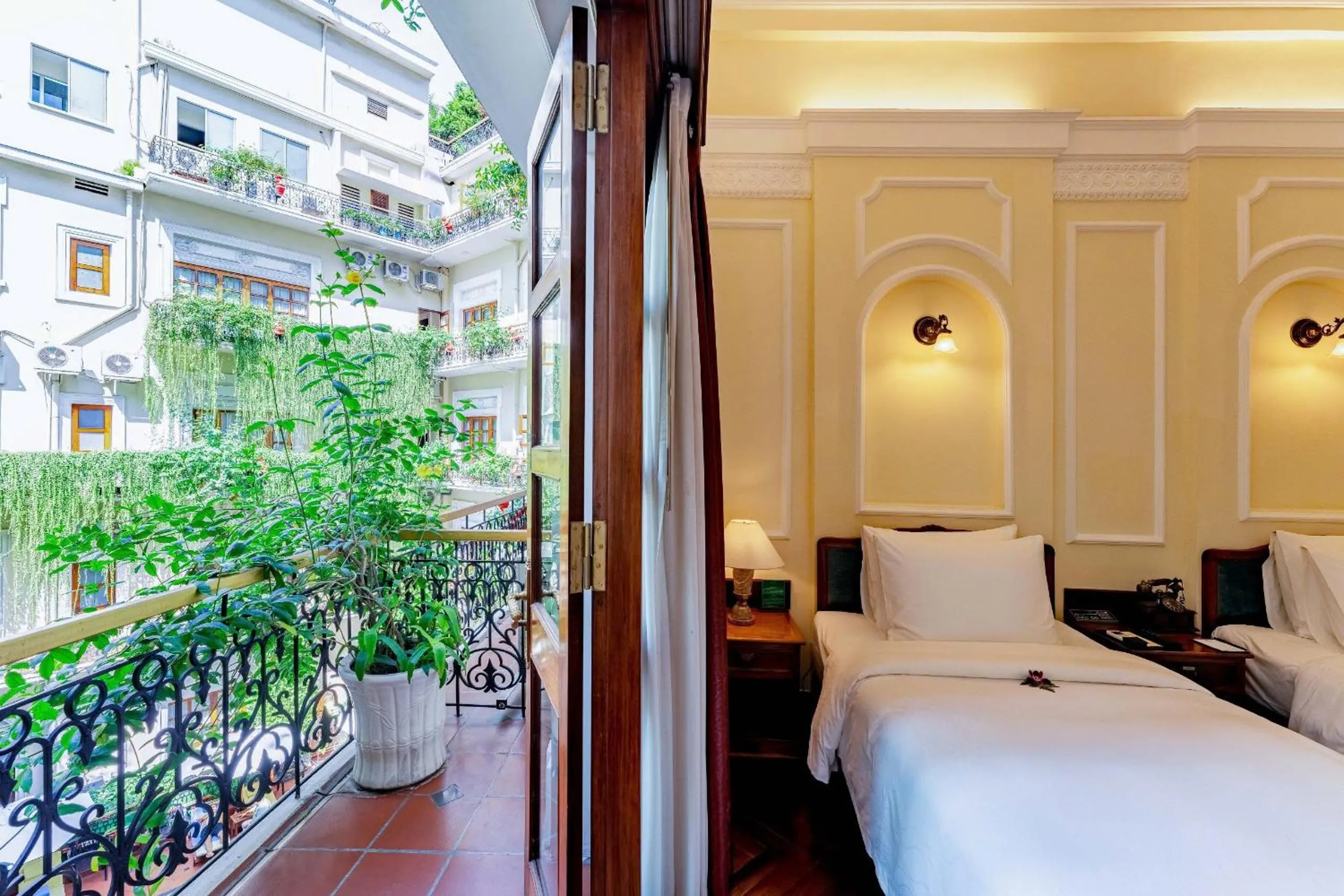 Balcony/Terrace, Bed in Hotel Majestic Saigon