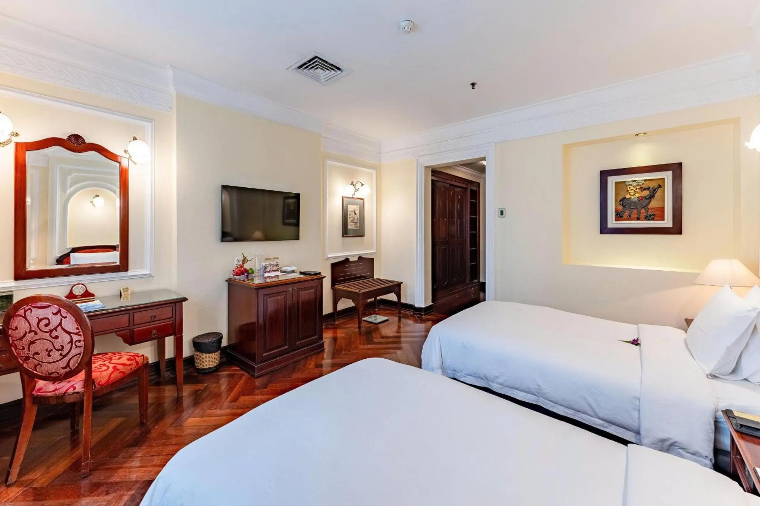 Bedroom, Bed in Hotel Majestic Saigon