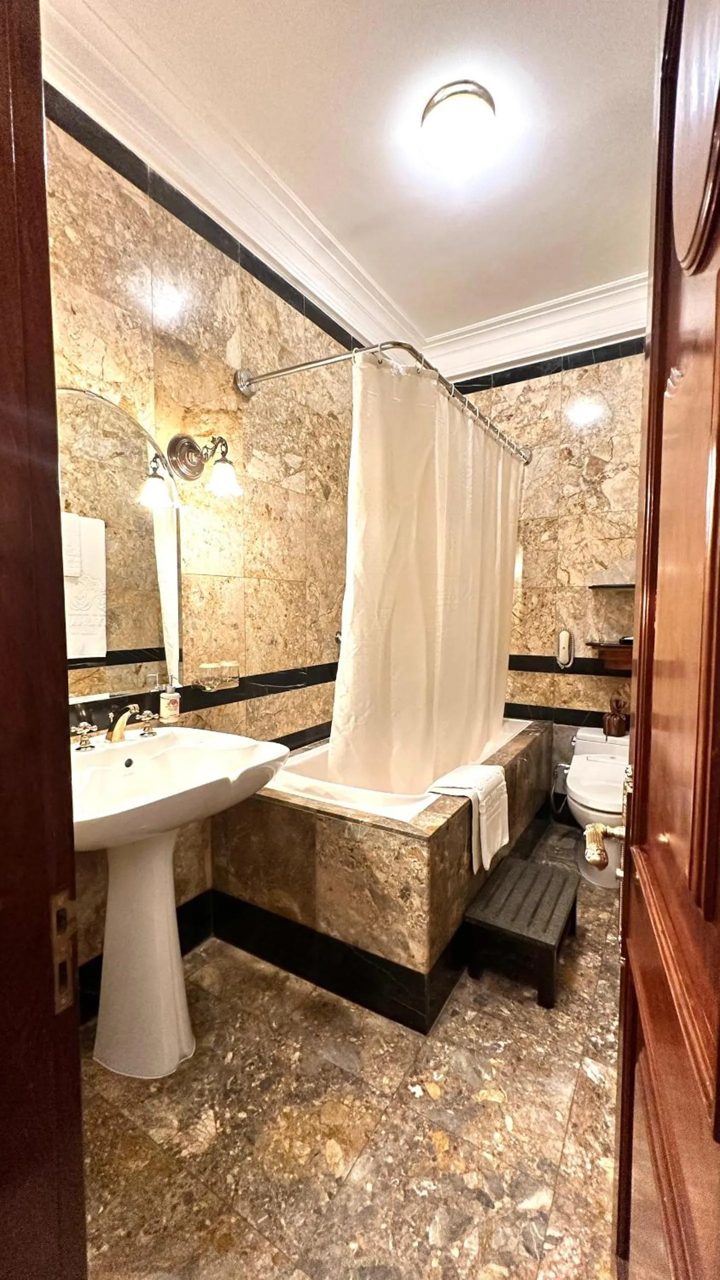 Bathroom in Hotel Majestic Saigon