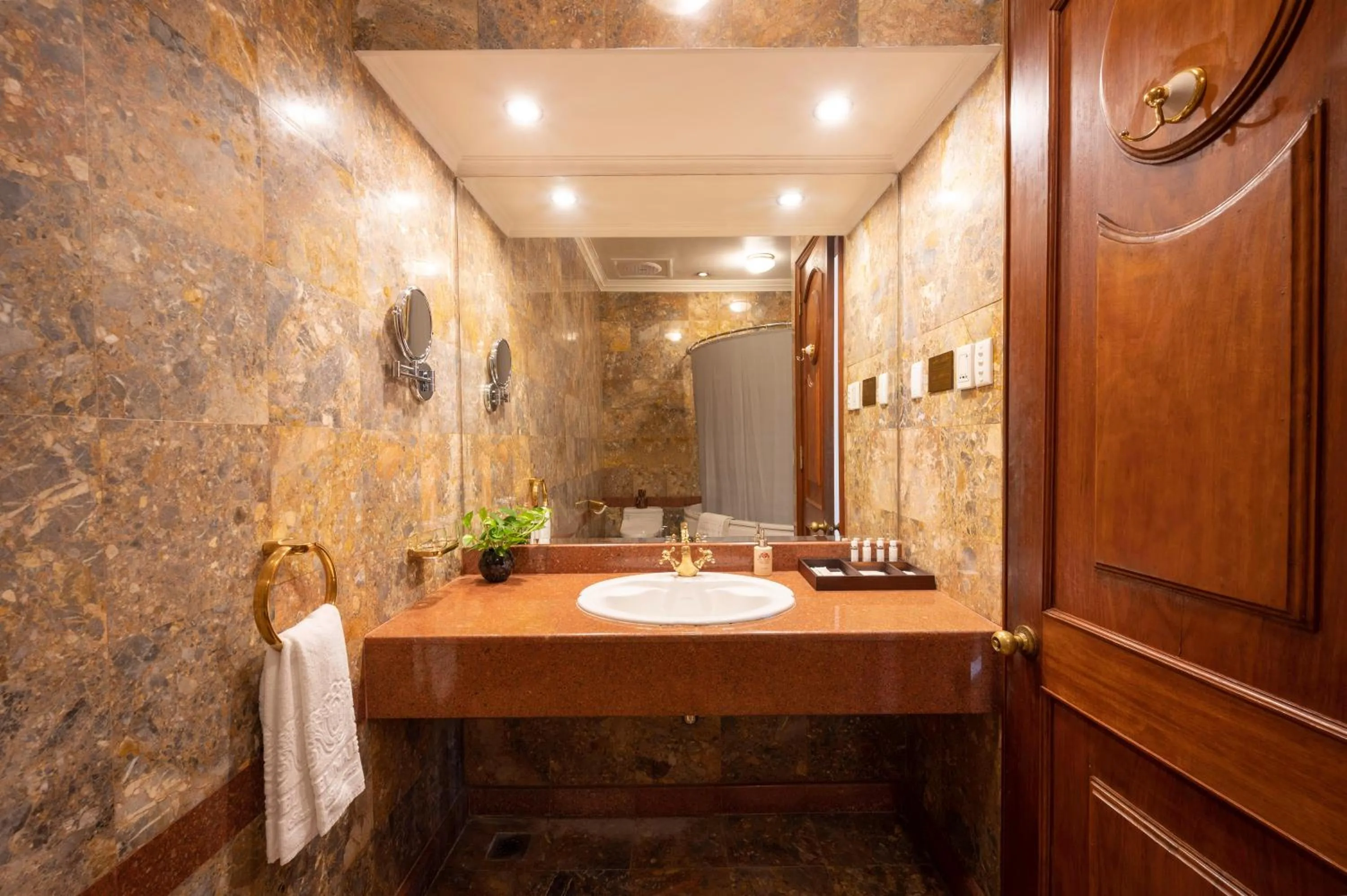 Bathroom in Hotel Majestic Saigon