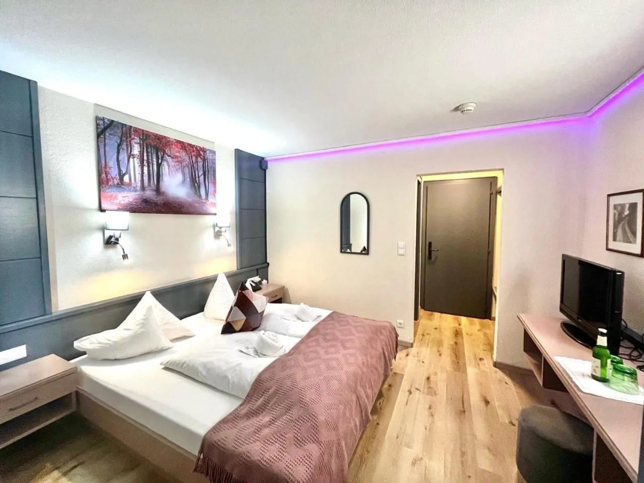 Bedroom, Bed in Hotel Schrofenstein