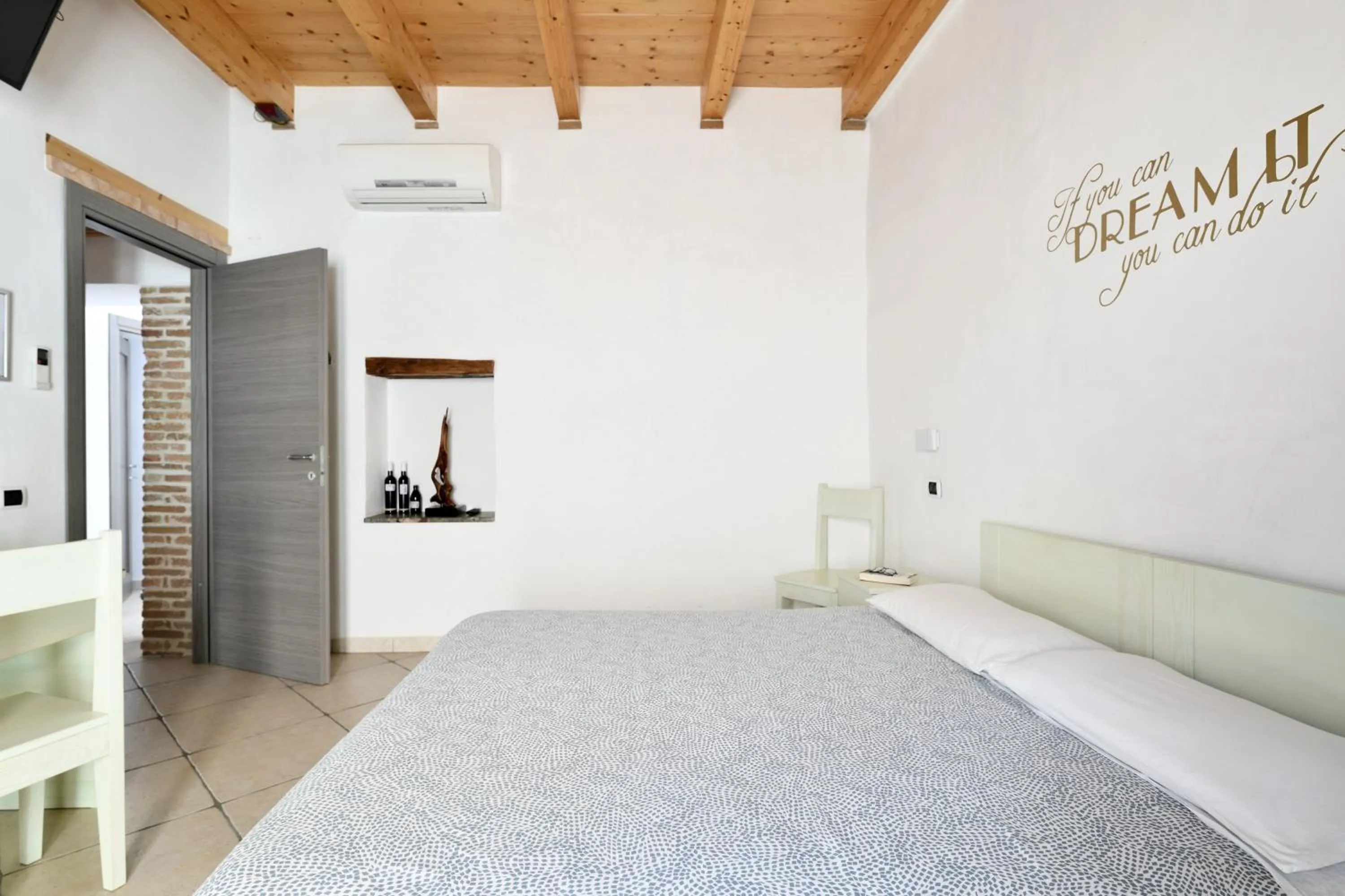 Bed in Al Vicoletto - Genuine Hospitality & Private Parking