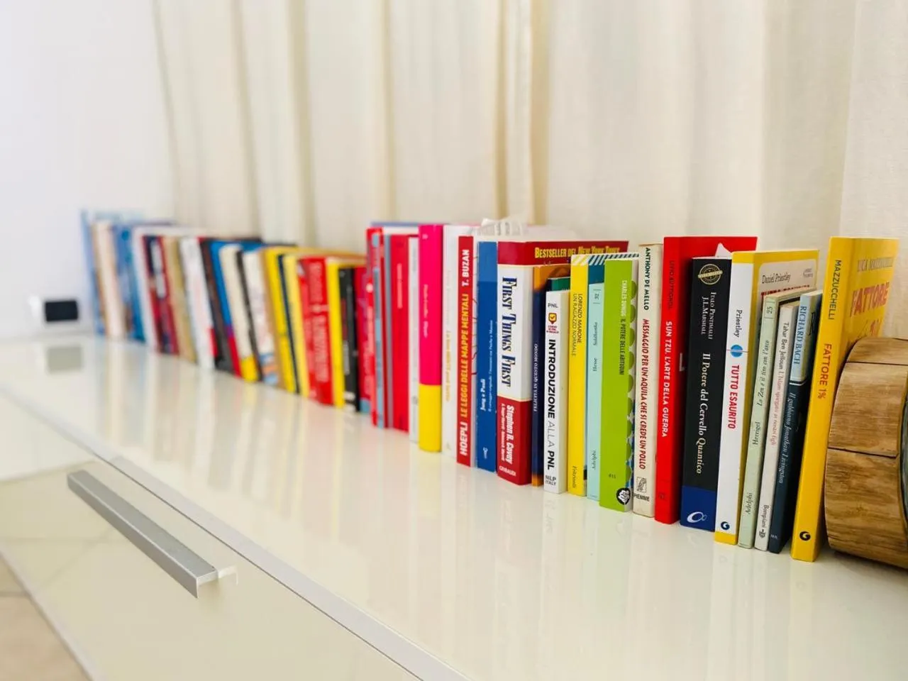 Library in Al Vicoletto - Genuine Hospitality & Private Parking