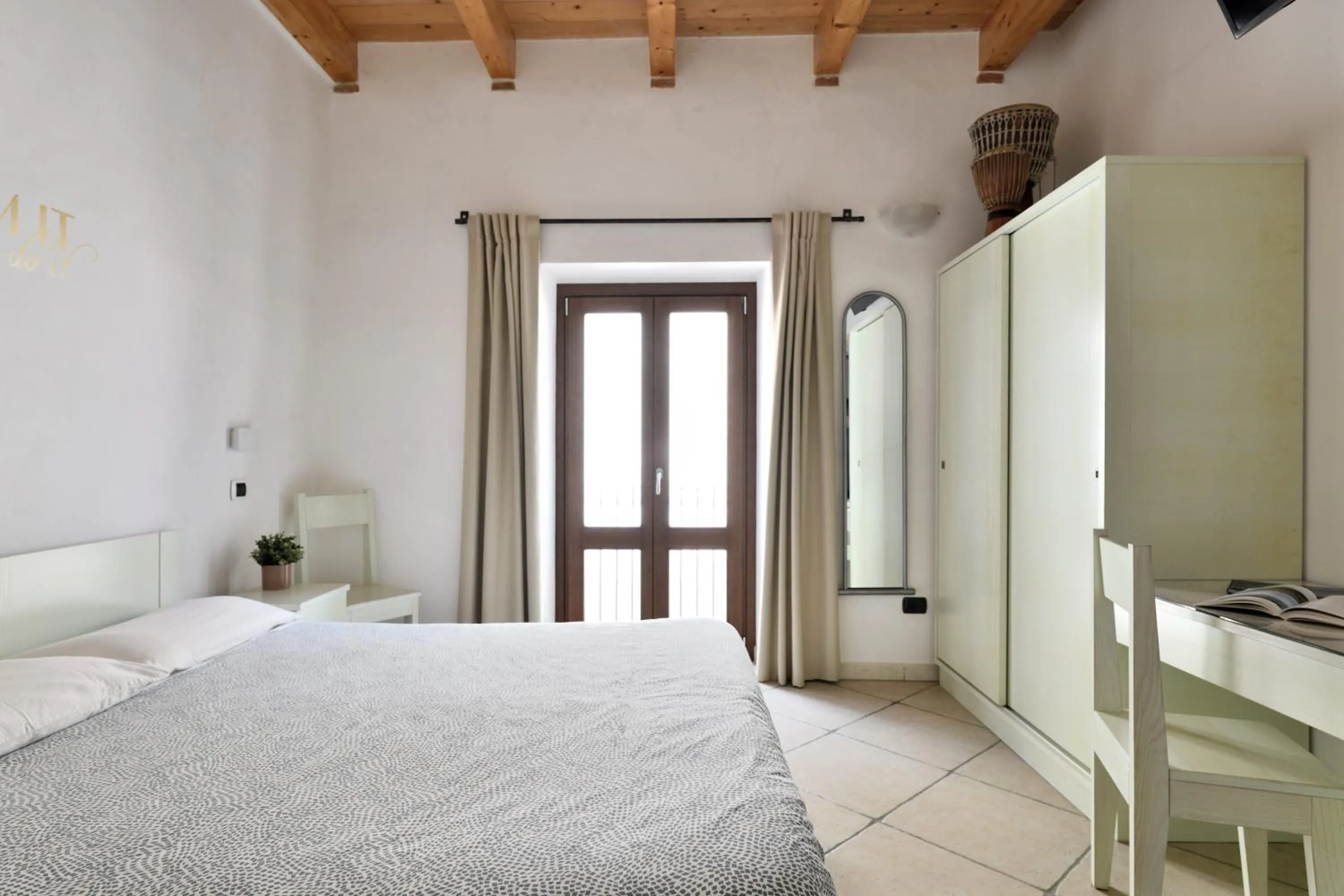 Bed in Al Vicoletto - Genuine Hospitality & Private Parking