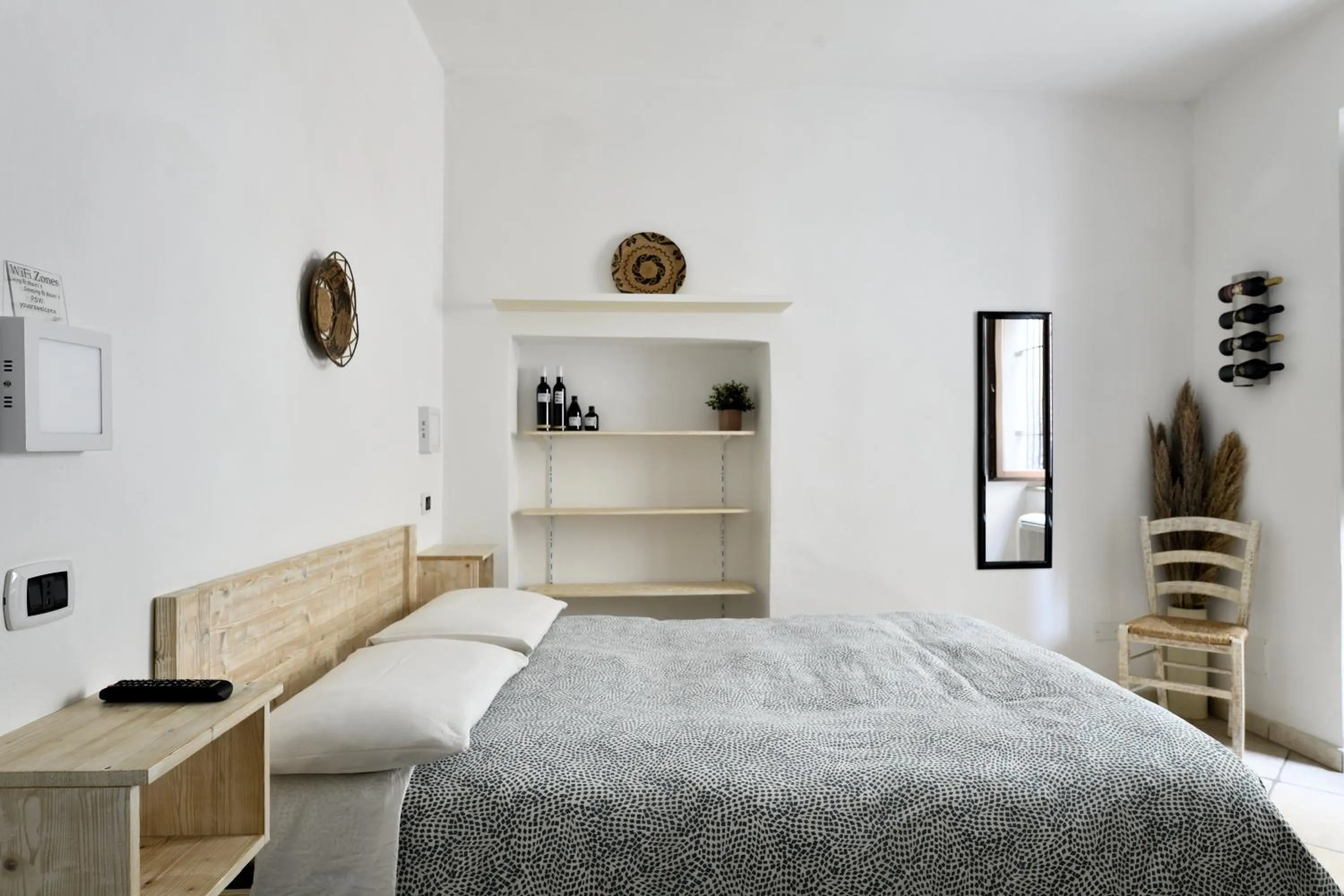 Bed in Al Vicoletto - Genuine Hospitality & Private Parking