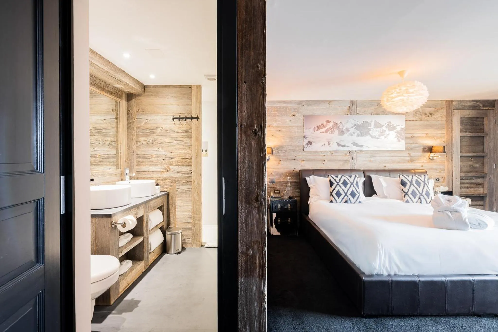 Shower, Bed in Hotel Farinet