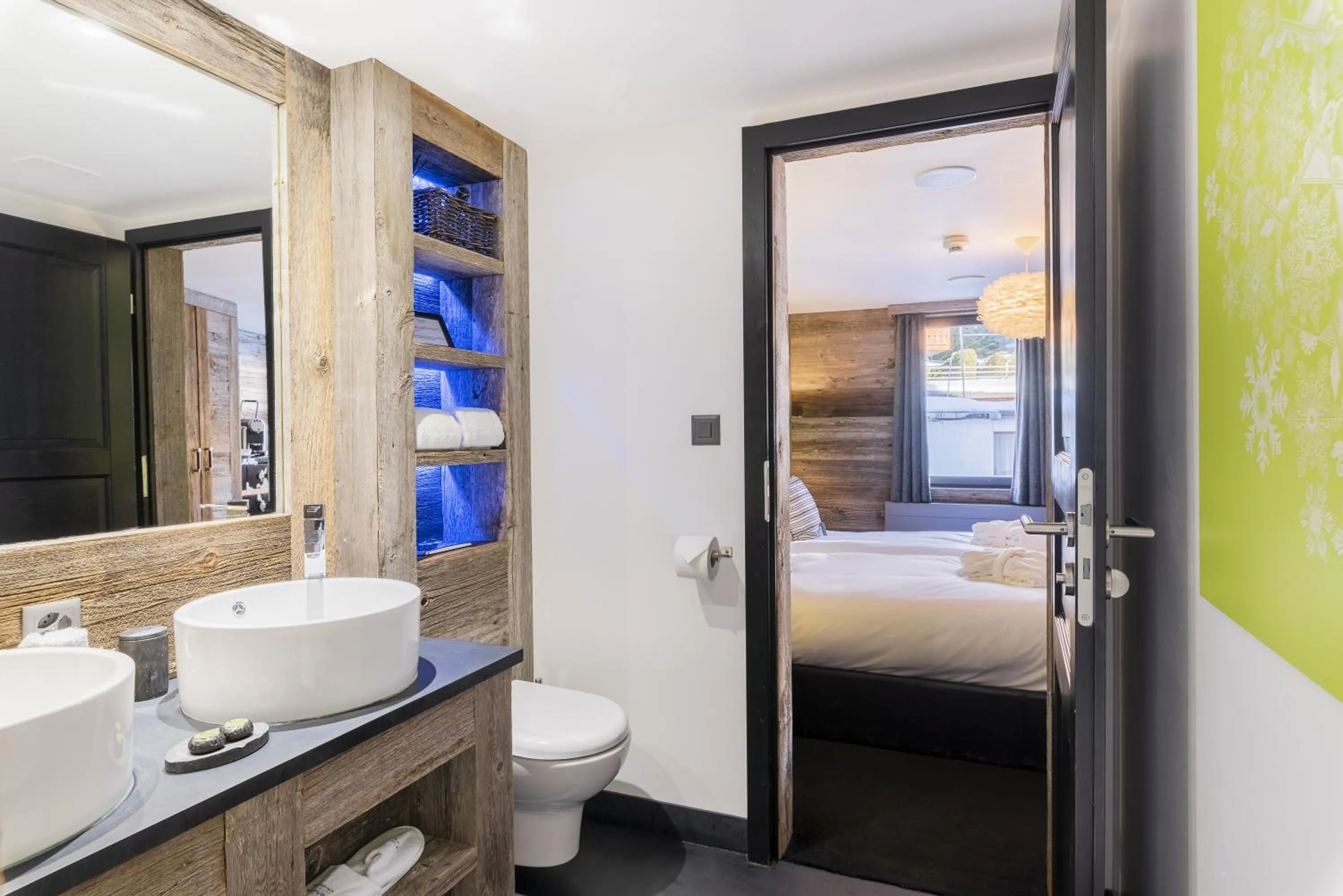 Bathroom, Bed in Hotel Farinet