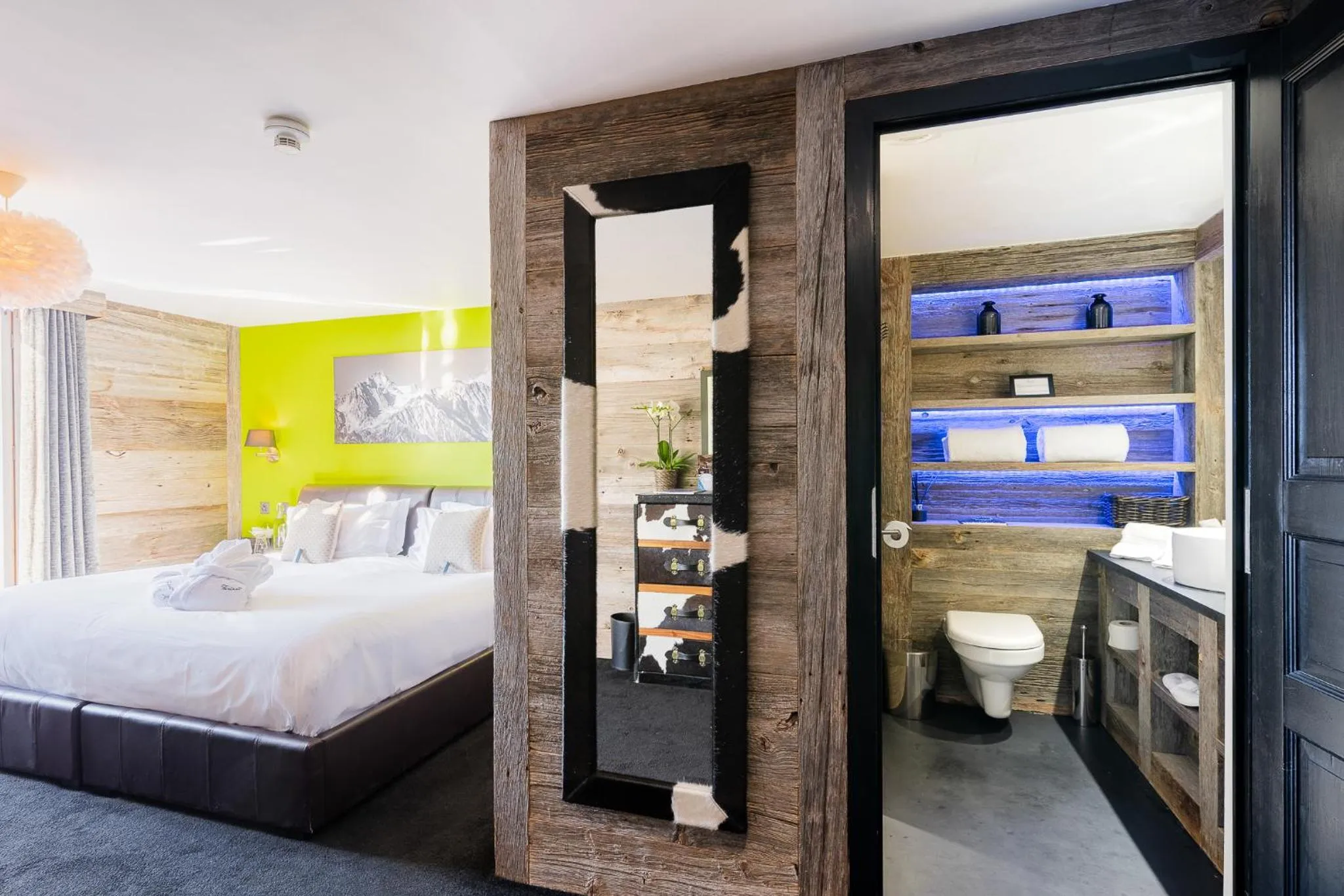 Bathroom, Bed in Hotel Farinet