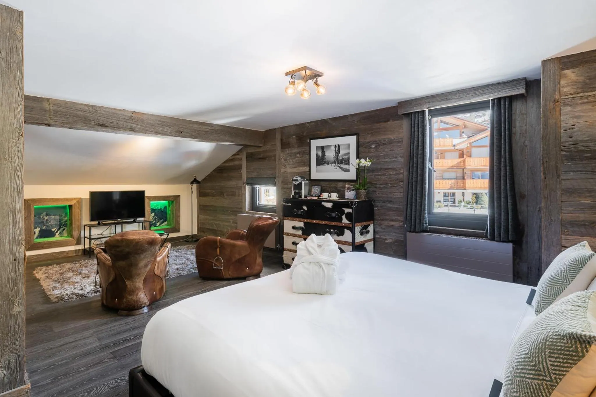 TV and multimedia, Bed in Hotel Farinet