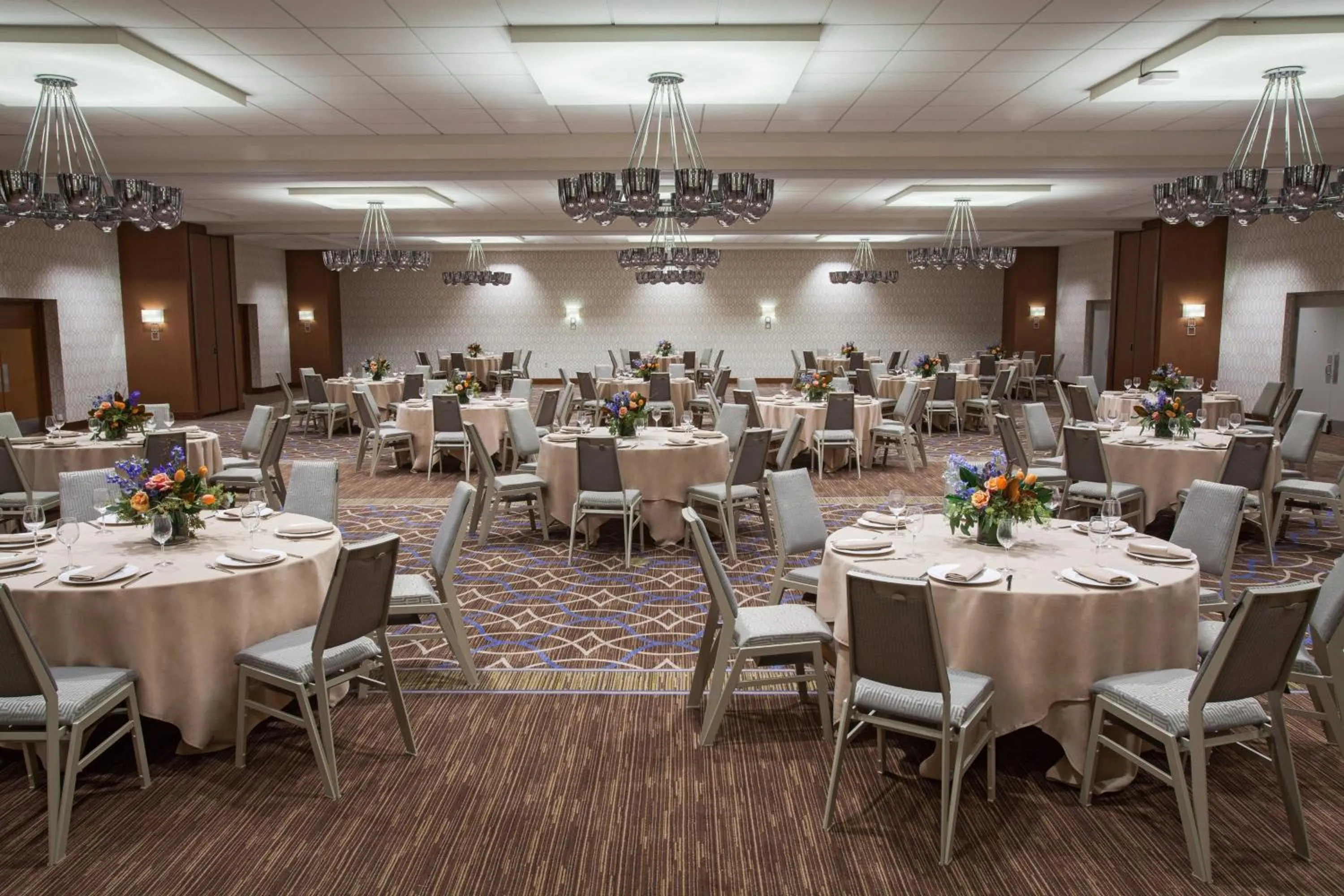 Lobby or reception in Sheraton Pittsburgh Airport Hotel