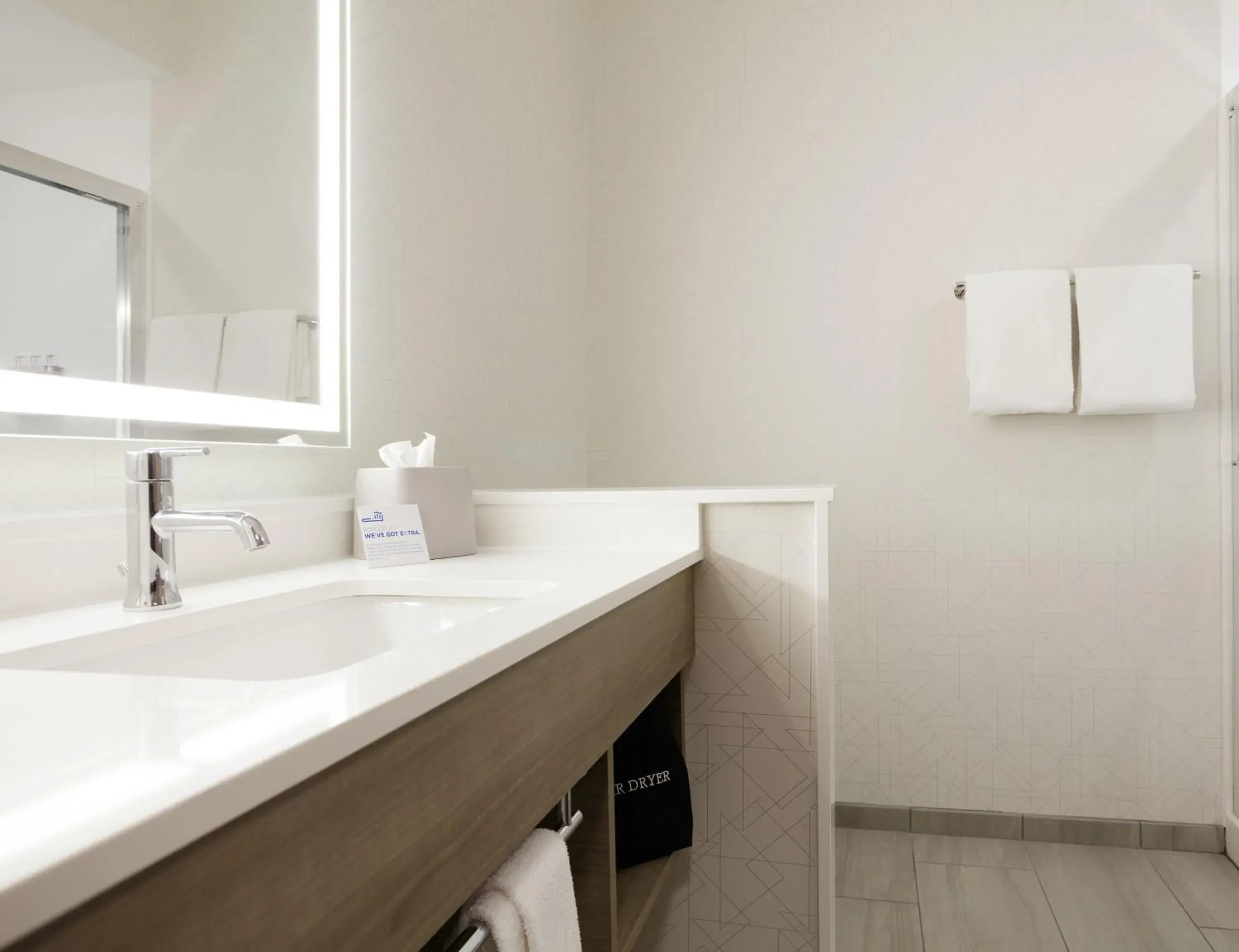 Standard Queen Room with Two Queen Beds - Communications Accessible in Holiday Inn Express Hotel & Suites Los Angeles Airport Hawthorne by IHG Standard Queen Room with Two Queen Beds - Communications Accessible in Holiday Inn Express Hotel & Suites Los Angeles Airport Hawthorne by IHG