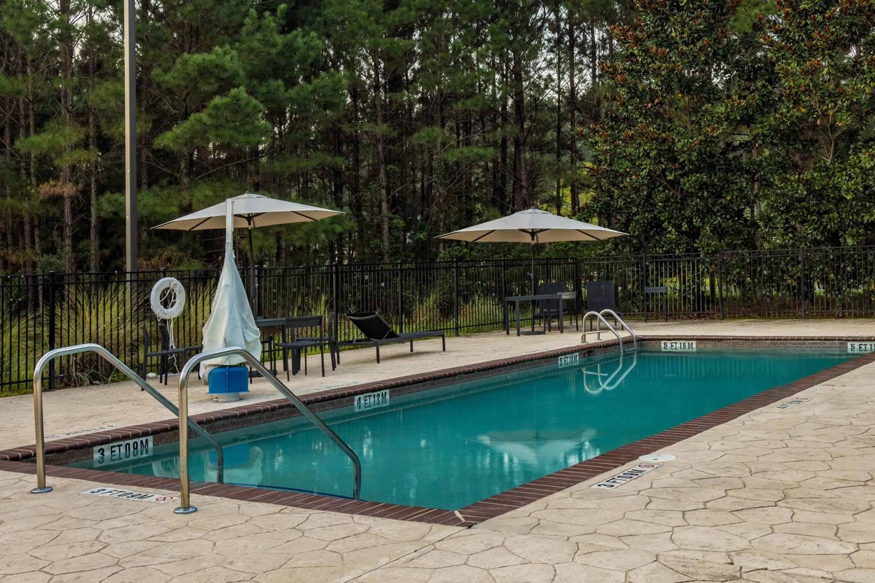 Swimming pool in Candlewood Suites - Bluffton-Hilton Head by IHG