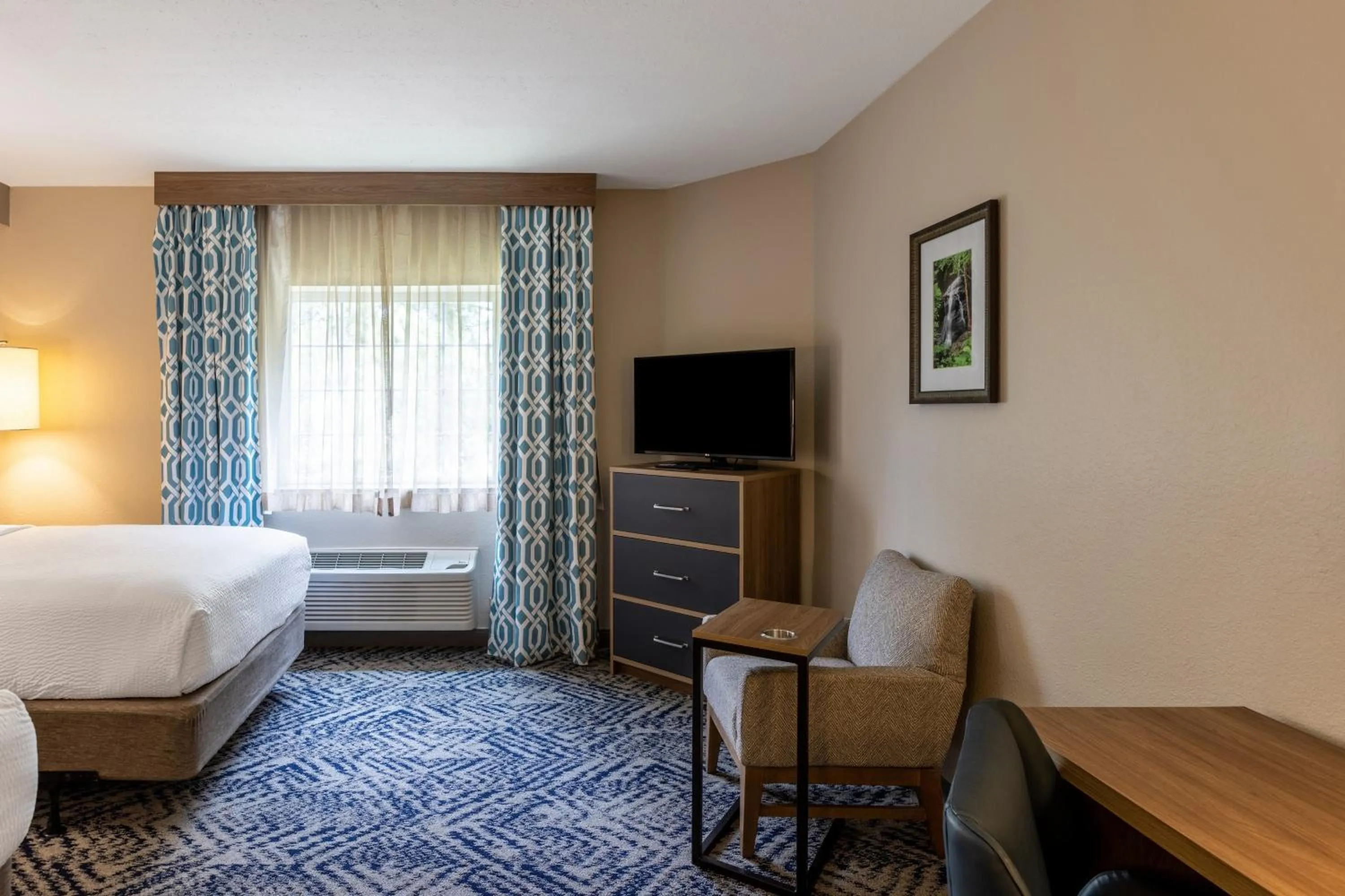 Bathroom, Bed in Candlewood Suites - Bluffton-Hilton Head by IHG
