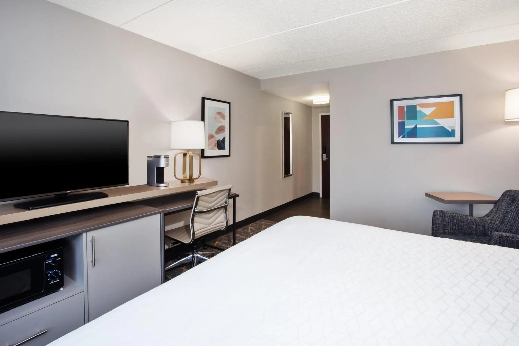 Photo of the whole room, Bed in Holiday Inn Canton-Belden Village by IHG
