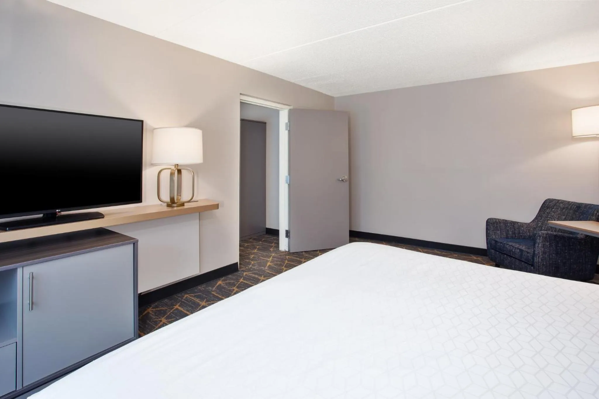 Photo of the whole room, Bed in Holiday Inn Canton-Belden Village by IHG