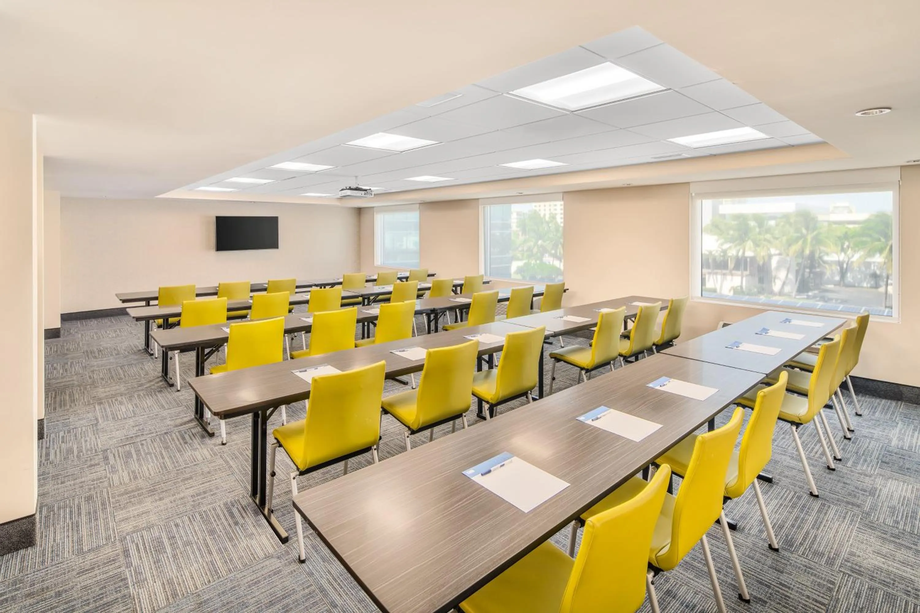 Meeting/conference room in Holiday Inn Express Ft Lauderdale Cruise-Airport by IHG