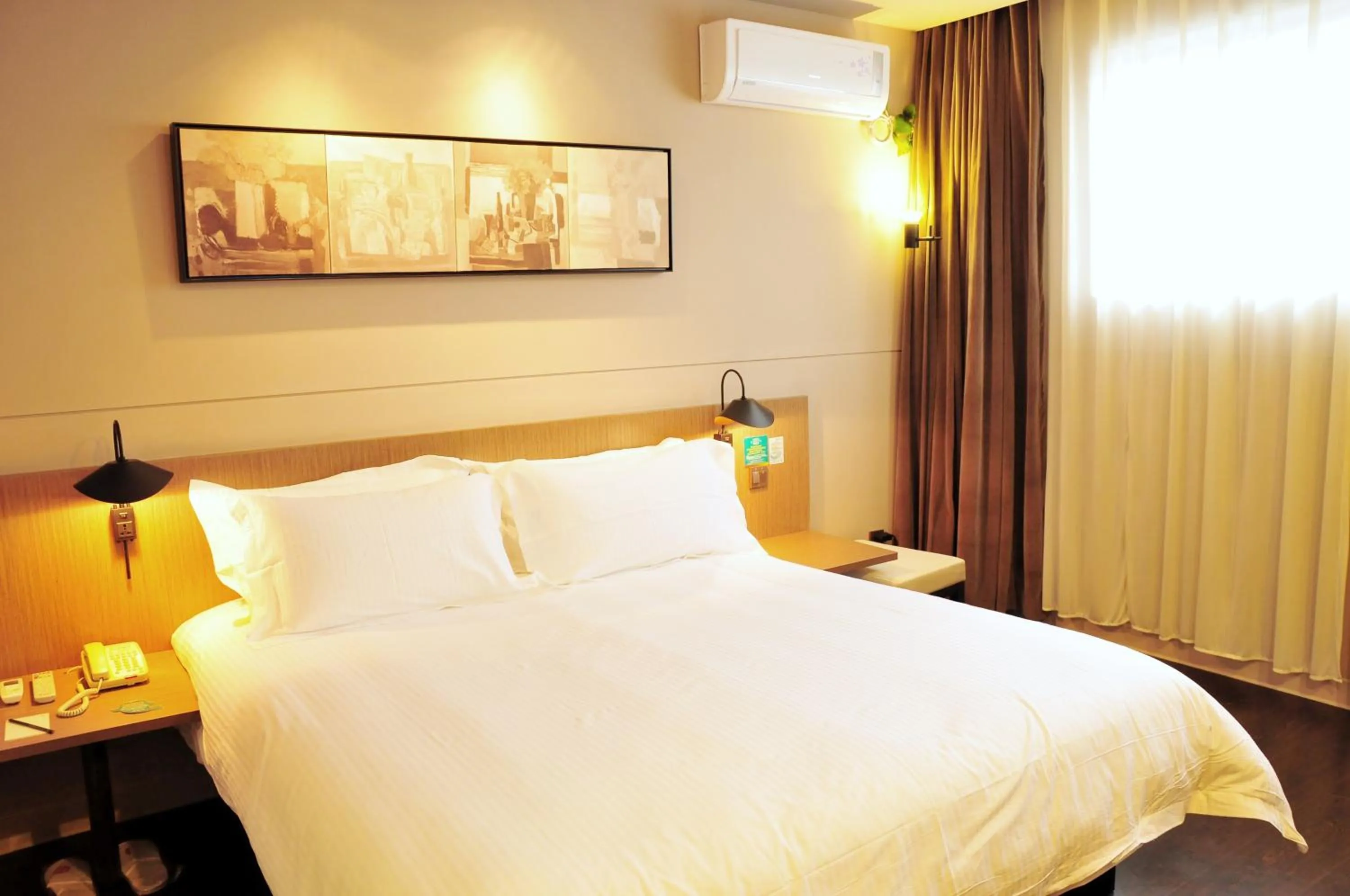 Bedroom, Bed in JinJiang Inn Wujiang Tongli Yunli Bridge