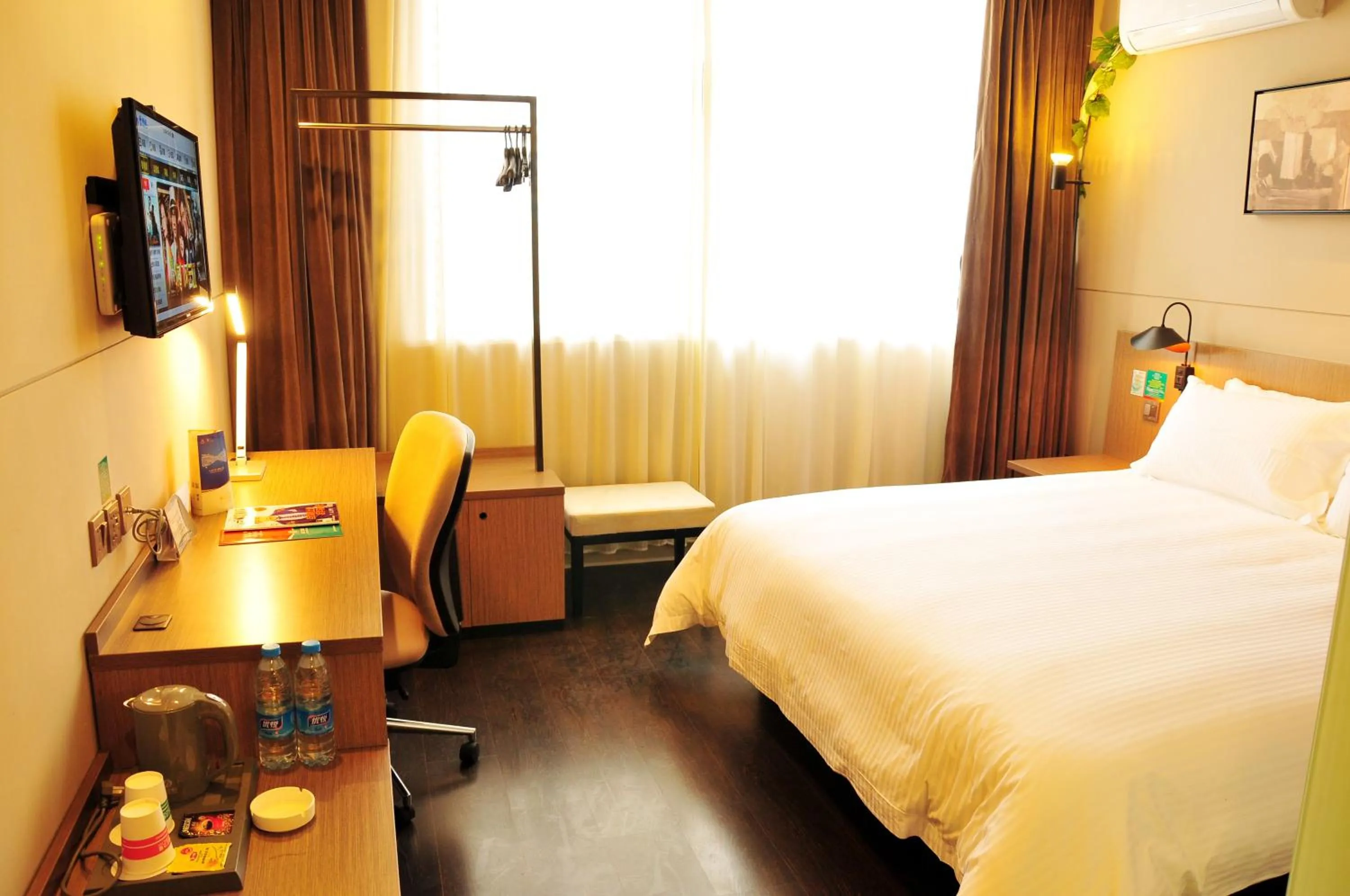 Bedroom, Bed in JinJiang Inn Wujiang Tongli Yunli Bridge