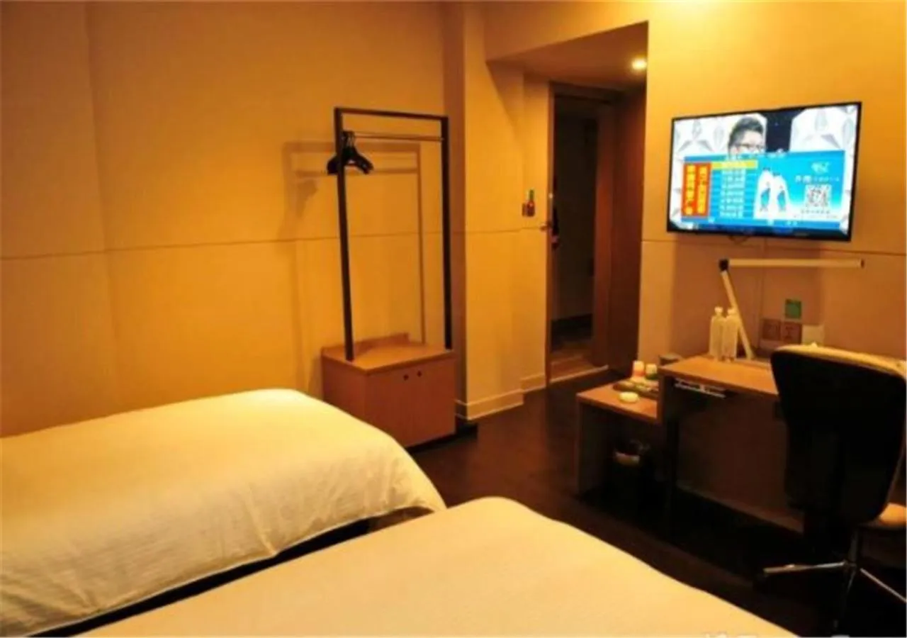 Decorative detail, Bed in Jinjiang Inn Dali Erhai Lake Park