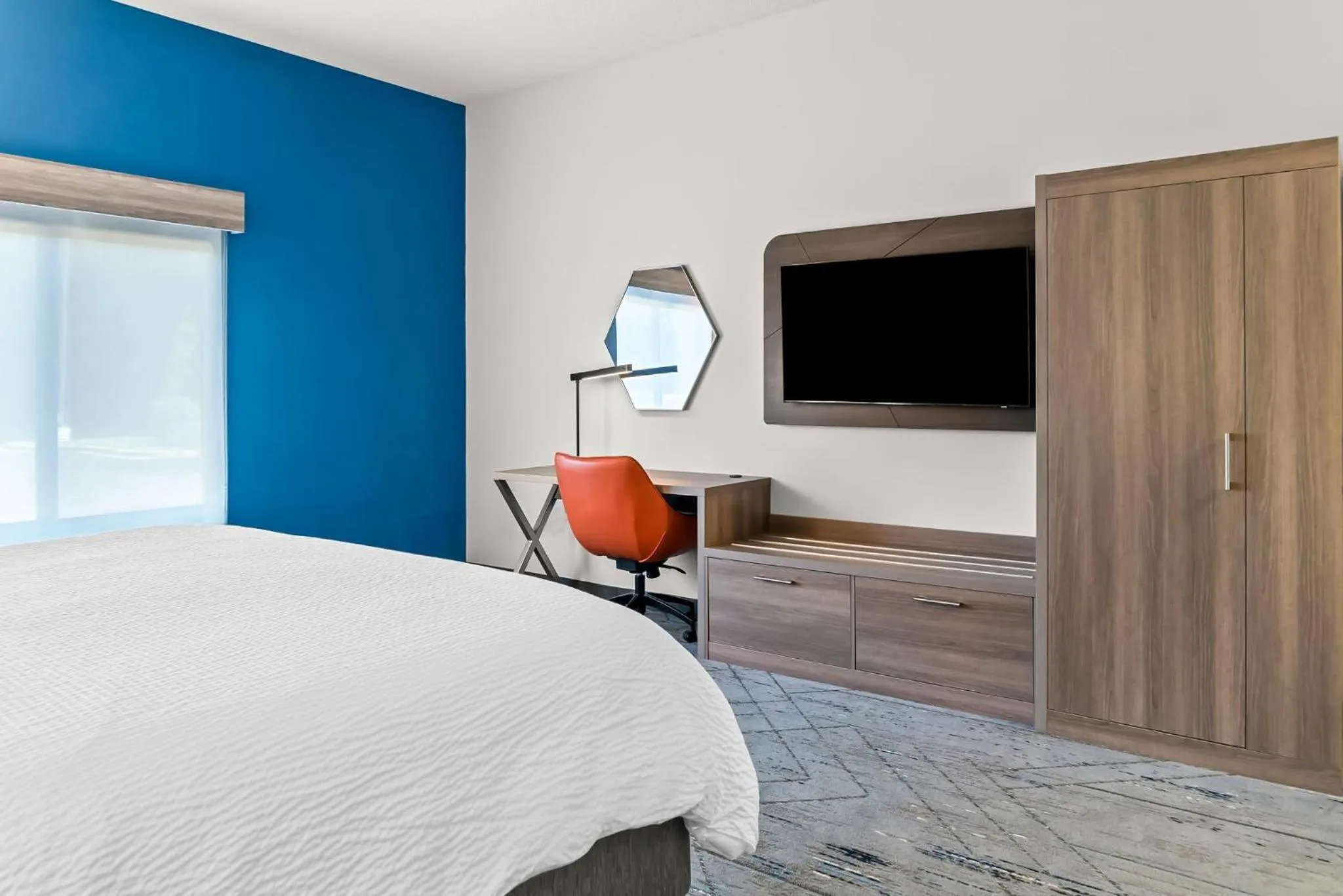 Photo of the whole room, Bed in Holiday Inn Express & Suites Detroit - Novi by IHG